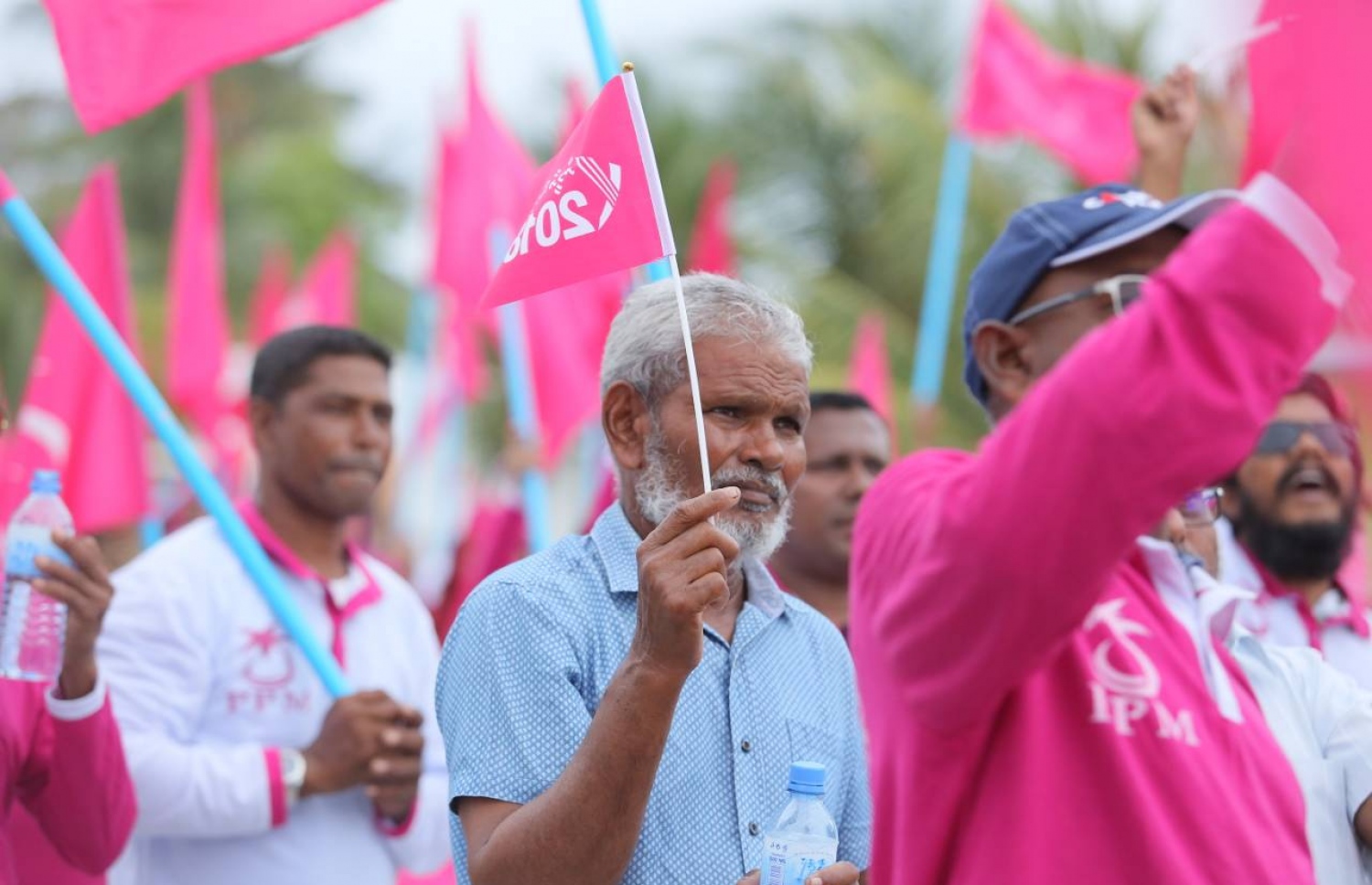 ގދ. ތިނަދޫ: އޮގަސްޓް 18، 2018- މި އަހަރުގެ ރިޔާސީ އިންތިޚާބުގައި ޕީޕީއެމުން ވާދަކުރައްވާ ކެންޑިޑޭޓު ރައީސް އަބްދުﷲ ޔާމީންގެ ރަނިންމޭޓު ޑރ. މުހައްމަދު ޝަހީމް އަލީ ސައީދު މި ރަށުގައި މިއަދު ހަވީރު ބޭއްވި ހިނގާލުމުގެ ތެރެއިން.---ފޮޓޯ: ޕީޕީއެމް