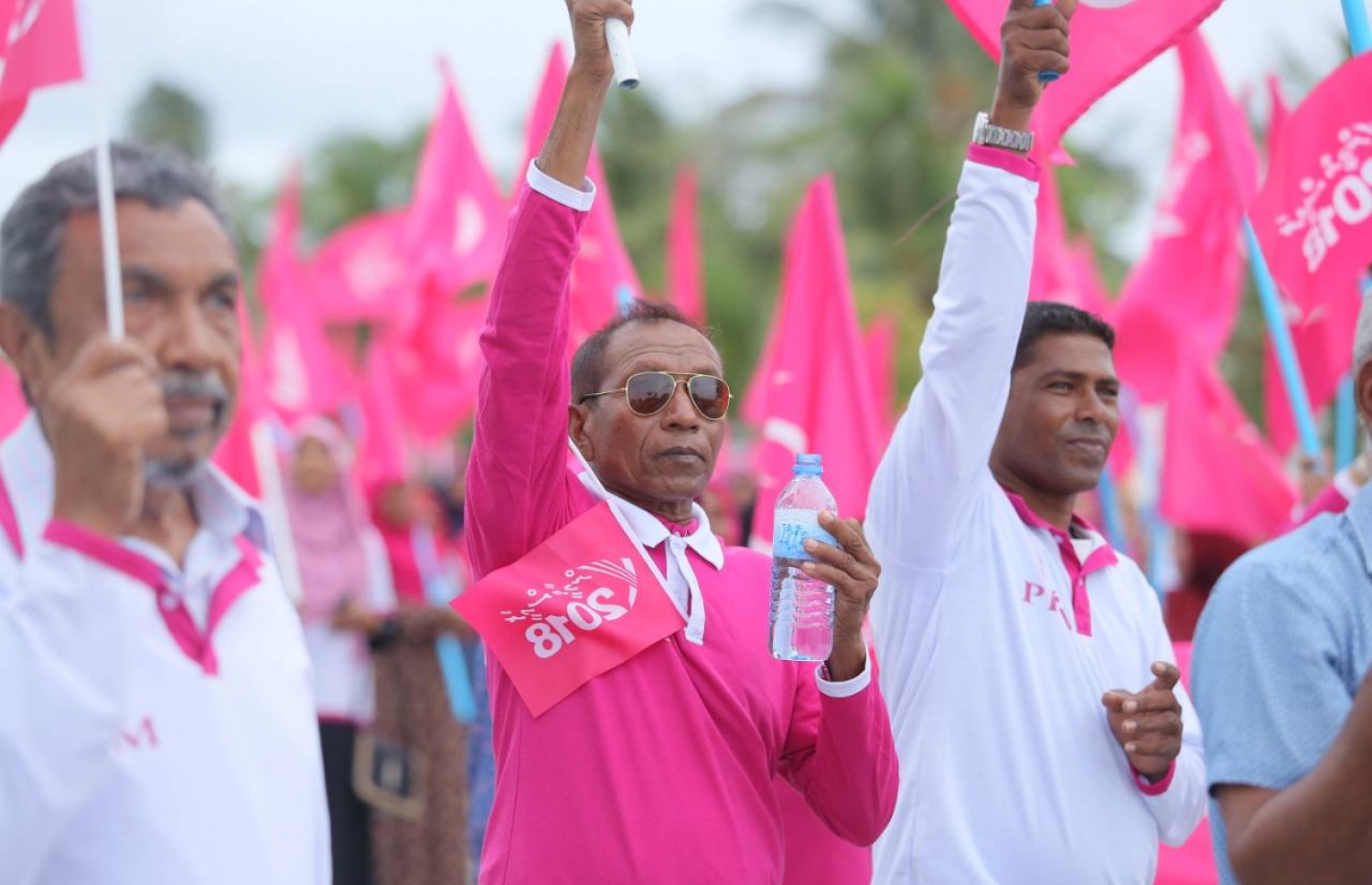 ގދ. ތިނަދޫ: އޮގަސްޓް 18، 2018- މި އަހަރުގެ ރިޔާސީ އިންތިޚާބުގައި ޕީޕީއެމުން ވާދަކުރައްވާ ކެންޑިޑޭޓު ރައީސް އަބްދުﷲ ޔާމީންގެ ރަނިންމޭޓު ޑރ. މުހައްމަދު ޝަހީމް އަލީ ސައީދު މި ރަށުގައި މިއަދު ހަވީރު ބޭއްވި ހިނގާލުމުގެ ތެރެއިން.---ފޮޓޯ: ޕީޕީއެމް