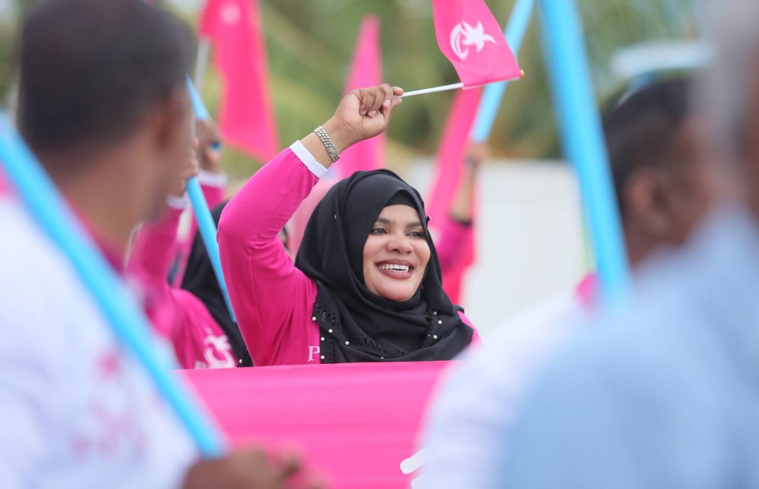 ގދ. ތިނަދޫ: އޮގަސްޓް 18، 2018- މި އަހަރުގެ ރިޔާސީ އިންތިޚާބުގައި ޕީޕީއެމުން ވާދަކުރައްވާ ކެންޑިޑޭޓު ރައީސް އަބްދުﷲ ޔާމީންގެ ރަނިންމޭޓު ޑރ. މުހައްމަދު ޝަހީމް އަލީ ސައީދު މި ރަށުގައި މިއަދު ހަވީރު ބޭއްވި ހިނގާލުމުގެ އަންހެން ބައިވެރިއަކު ޕީޕީއެމްގެ ދިދައެއް ހިފަހައްޓައިގެން.---ފޮޓޯ: ޕީޕީއެމް