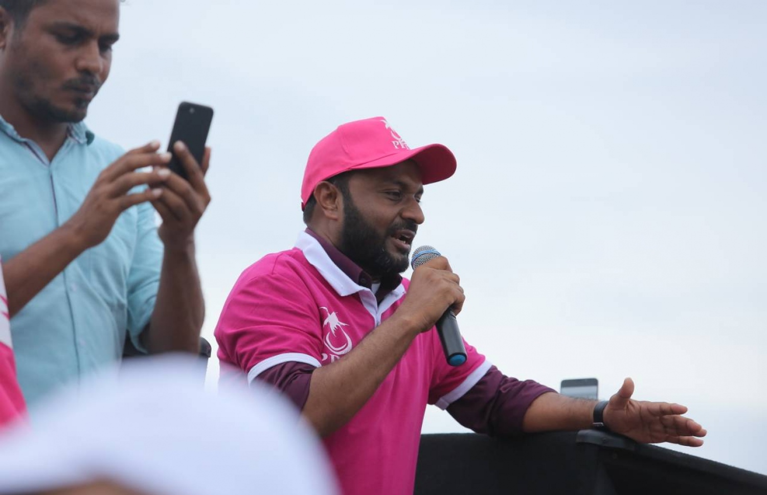 ގދ. ތިނަދޫ: އޮގަސްޓް 18، 2018- މި އަހަރުގެ ރިޔާސީ އިންތިޚާބުގައި ޕީޕީއެމުން ވާދަކުރައްވާ ކެންޑިޑޭޓު ރައީސް އަބްދުﷲ ޔާމީންގެ ރަނިންމޭޓު ޑރ. މުހައްމަދު ޝަހީމް އަލީ ސައީދު މި ރަށުގައި މިއަދު ހަވީރު ބޭއްވި ހިނގާލުމުގައި ވާހަކަ ދައްކަވަނީ.---ފޮޓޯ: ޕީޕީއެމް