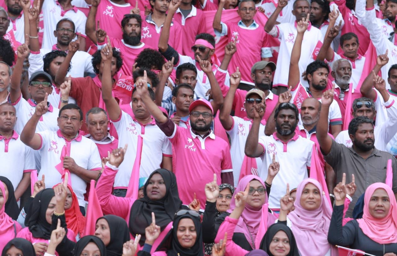 ގދ. ތިނަދޫ: އޮގަސްޓް 18، 2018- މި އަހަރުގެ ރިޔާސީ އިންތިޚާބުގައި ޕީޕީއެމުން ވާދަކުރައްވާ ކެންޑިޑޭޓު ރައީސް އަބްދުﷲ ޔާމީންގެ ރަނިންމޭޓު ޑރ. މުހައްމަދު ޝަހީމް އަލީ ސައީދު މި ރަށުގައި މިއަދު ހަވީރު ބޭއްވި ހިނގާލުމުގެ ބައެއް ބައިވެރިން، ރައީސް ޔާމީންގެ ކެންޑިޑޭޓް ނަމްބަރު 1 ގެ ނިޝާން އިނގިލިން ދައްކާލަނީ---ފޮޓޯ: ޕީޕީއެމް
