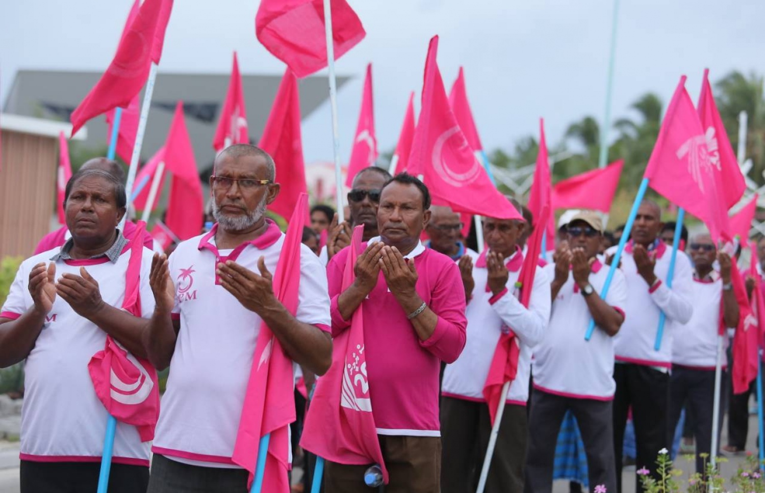 ގދ. ތިނަދޫ: އޮގަސްޓް 18، 2018- މި އަހަރުގެ ރިޔާސީ އިންތިޚާބުގައި ޕީޕީއެމުން ވާދަކުރައްވާ ކެންޑިޑޭޓު ރައީސް އަބްދުﷲ ޔާމީންގެ ރަނިންމޭޓު ޑރ. މުހައްމަދު ޝަހީމް އަލީ ސައީދު މި ރަށުގައި މިއަދު ހަވީރު ބޭއްވި ހިނގާލުމުގެ ބައެއް ބައިވެރިން ދުއާއަށް އަތް ނަގައިގެން.---ފޮޓޯ: ޕީޕީއެމް