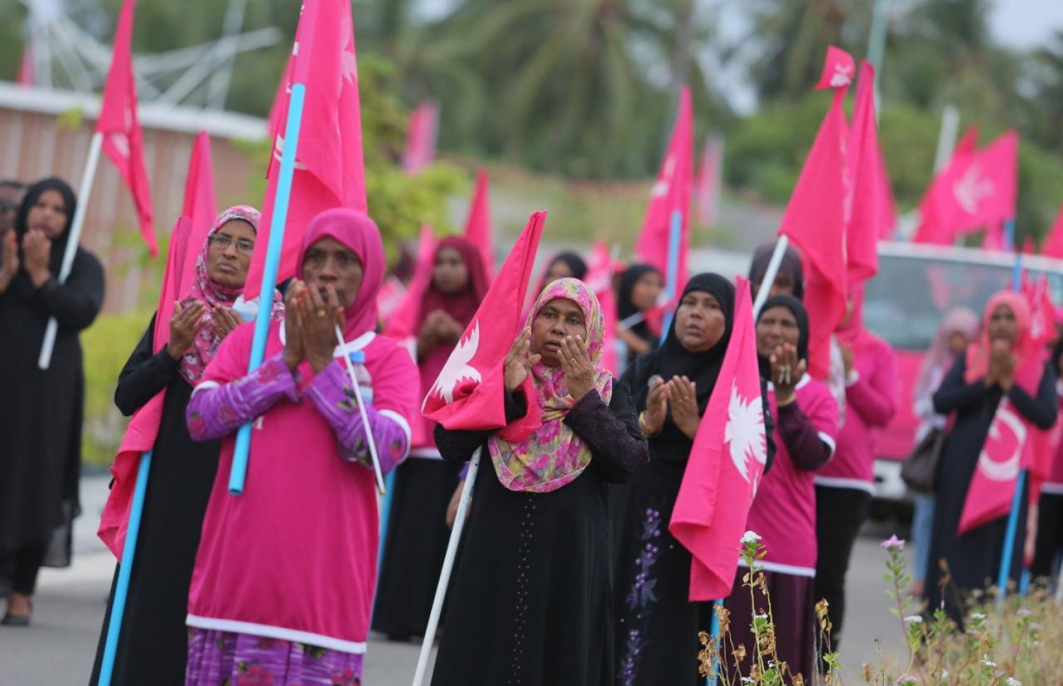 ގދ. ތިނަދޫ: އޮގަސްޓް 18، 2018- މި އަހަރުގެ ރިޔާސީ އިންތިޚާބުގައި ޕީޕީއެމުން ވާދަކުރައްވާ ކެންޑިޑޭޓު ރައީސް އަބްދުﷲ ޔާމީންގެ ރަނިންމޭޓު ޑރ. މުހައްމަދު ޝަހީމް އަލީ ސައީދު މި ރަށުގައި މިއަދު ހަވީރު ބޭއްވި ހިނގާލުމުގެ ބައެއް ބައިވެރިން ދުއާއަށް އަތް ނަގައިގެން.---ފޮޓޯ: ޕީޕީއެމް