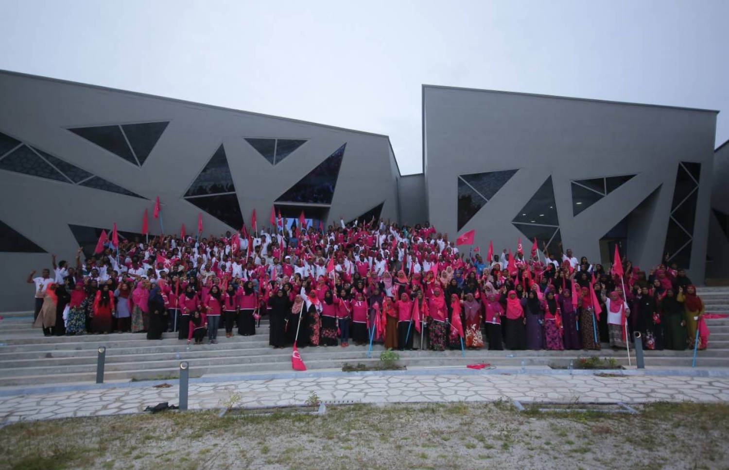 ގދ. ތިނަދޫ: އޮގަސްޓް 18، 2018- މި އަހަރުގެ ރިޔާސީ އިންތިޚާބުގައި ޕީޕީއެމުން ވާދަކުރައްވާ ކެންޑިޑޭޓު ރައީސް އަބްދުﷲ ޔާމީންގެ ރަނިންމޭޓު ޑރ. މުހައްމަދު ޝަހީމް އަލީ ސައީދު މި ރަށުގައި މިއަދު ހަވީރު ބޭއްވި ހިނގާލުމުގެ ބައެއް ބައިވެރިން ގުރޫޕް ފޮޓޯއަކަށް ހުއްޓިގެން.---ފޮޓޯ: ޕީޕީއެމް