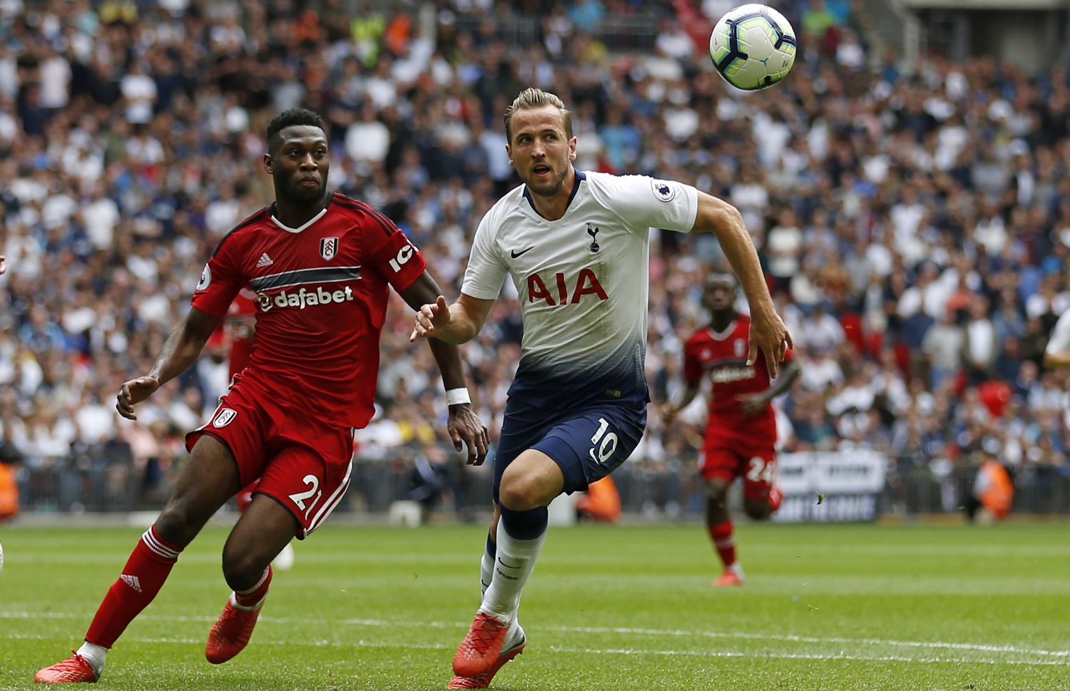 ފުލަމްގެ ފޮސޫ މެންސާ (ވ) ކައިރިން ޓޮޓެންހަމްގެ ކޭން ބޯޅަ ހިފައިގެންދަނީ. -- ފޮޓޯ: އޭއެފްޕީ