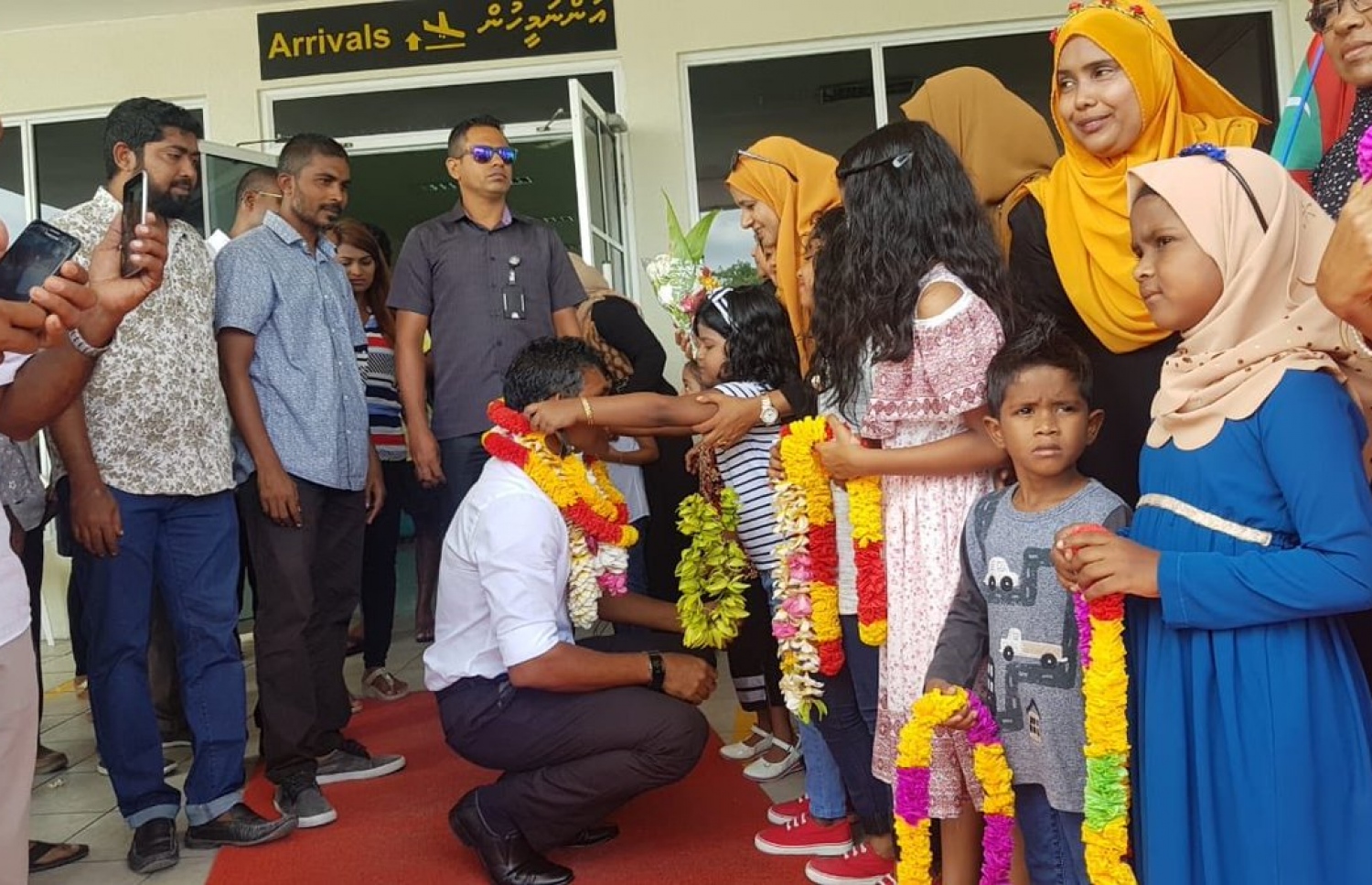 ފައިސަލް ފުވައްމުލަކަށް ވަޑައިގަތުމުން މަރުހަބާ ކިޔަނީ-- ފޮޓޯ: އެމްޑީޕީ