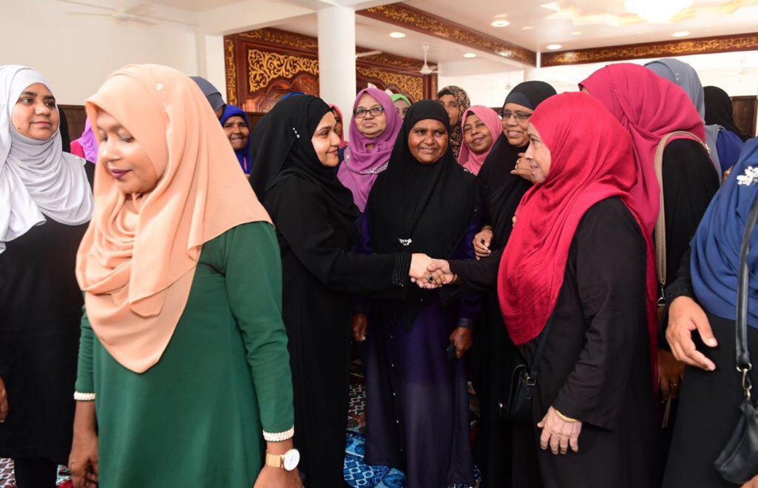 ރައީސް ޔާމީންގެ އަނބިކަނބަލުން ފާތުން މިއަދު އާންމުންނާ ސަލާމް ކުރައްވަނީ.