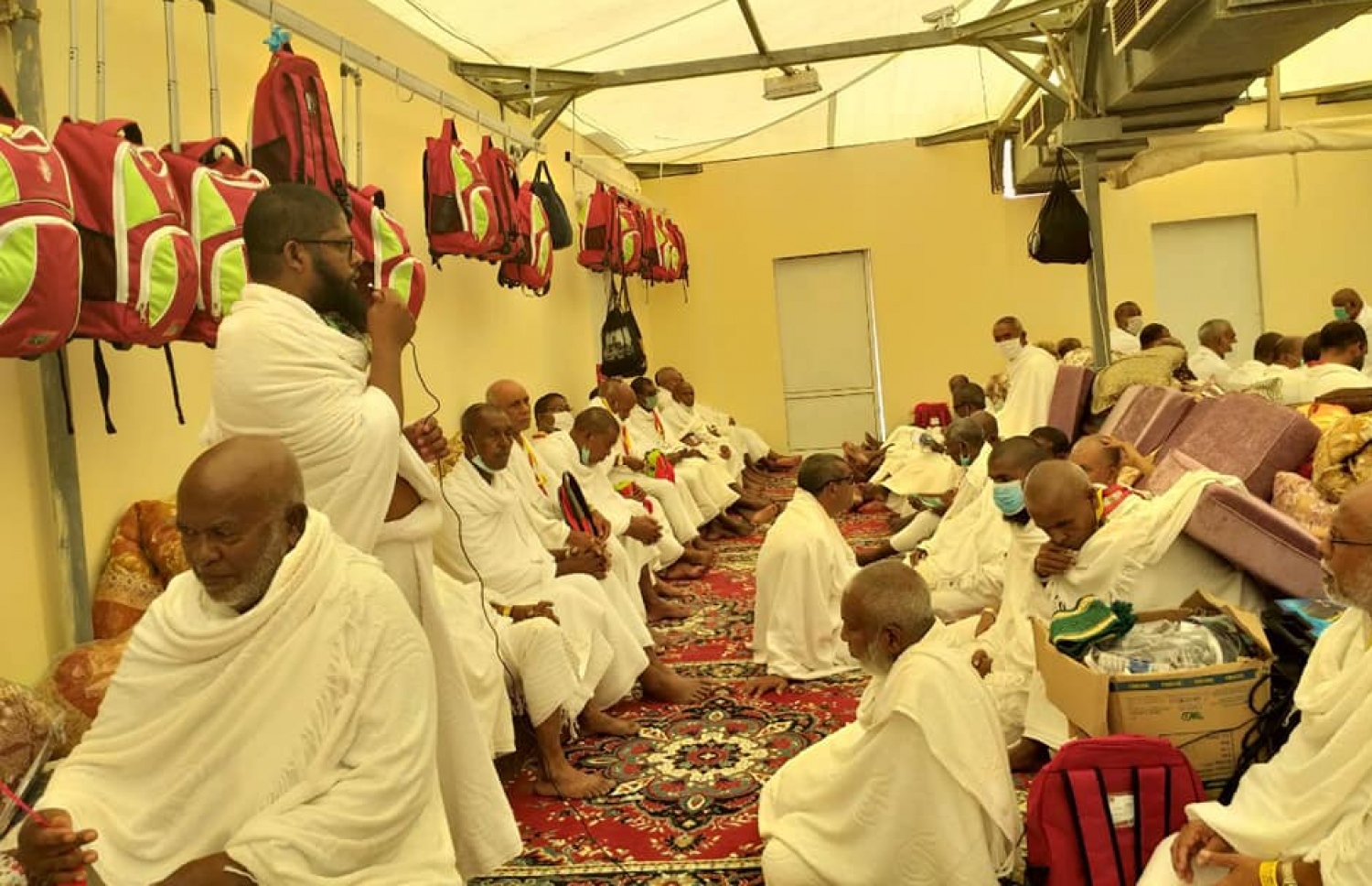 މި އަހަރު، ހައްޖު ކޯޕަރޭޝަންގެ ހަވާލުގައި ހައްޖަށް ގޮސް ތިބި ދިވެހިންތަކެއް މަޑުކޮށްލައިގެން. - ފޮޓޯ: ހައްޖު ކޯޕަރޭޝަން