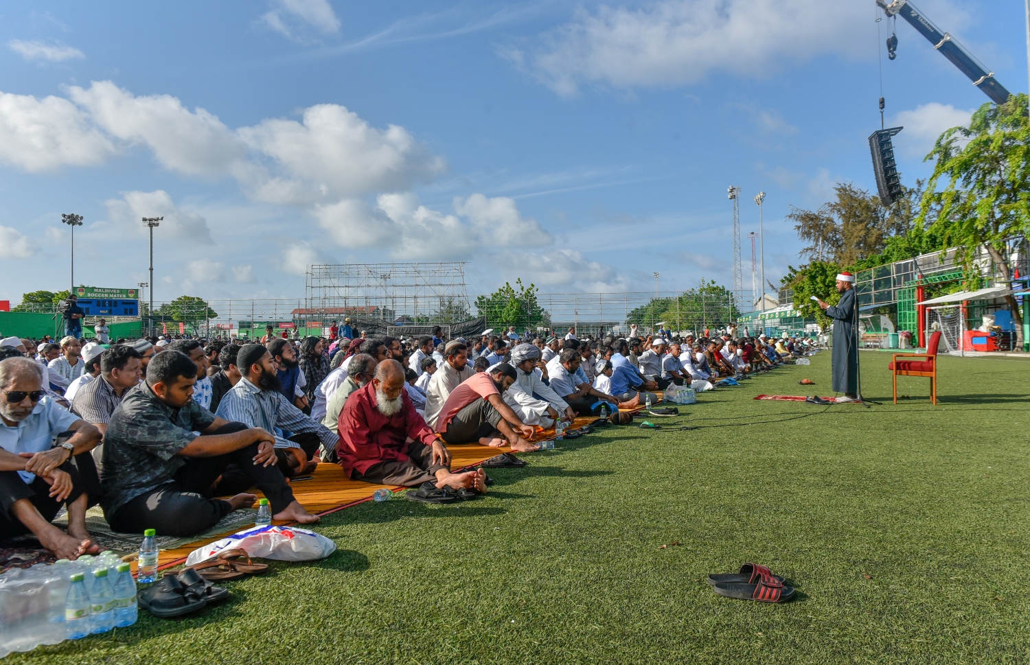 މާލެ: އޯގަސްޓް 21، 2018- މާފަންނު ސްޓޭޑިއަމްގައި ބޮޑު ޖަމާއަތުގައި މިއަދު ކުރި އަޟްހާ އީދު ނަމާދަށް ދިޔަ މީހުން، އީދު ހުތުބާ އަޑުއަހަނީ.---ފޮޓޯ: އަހުމަދު ނިޝާތު/މިހާރު