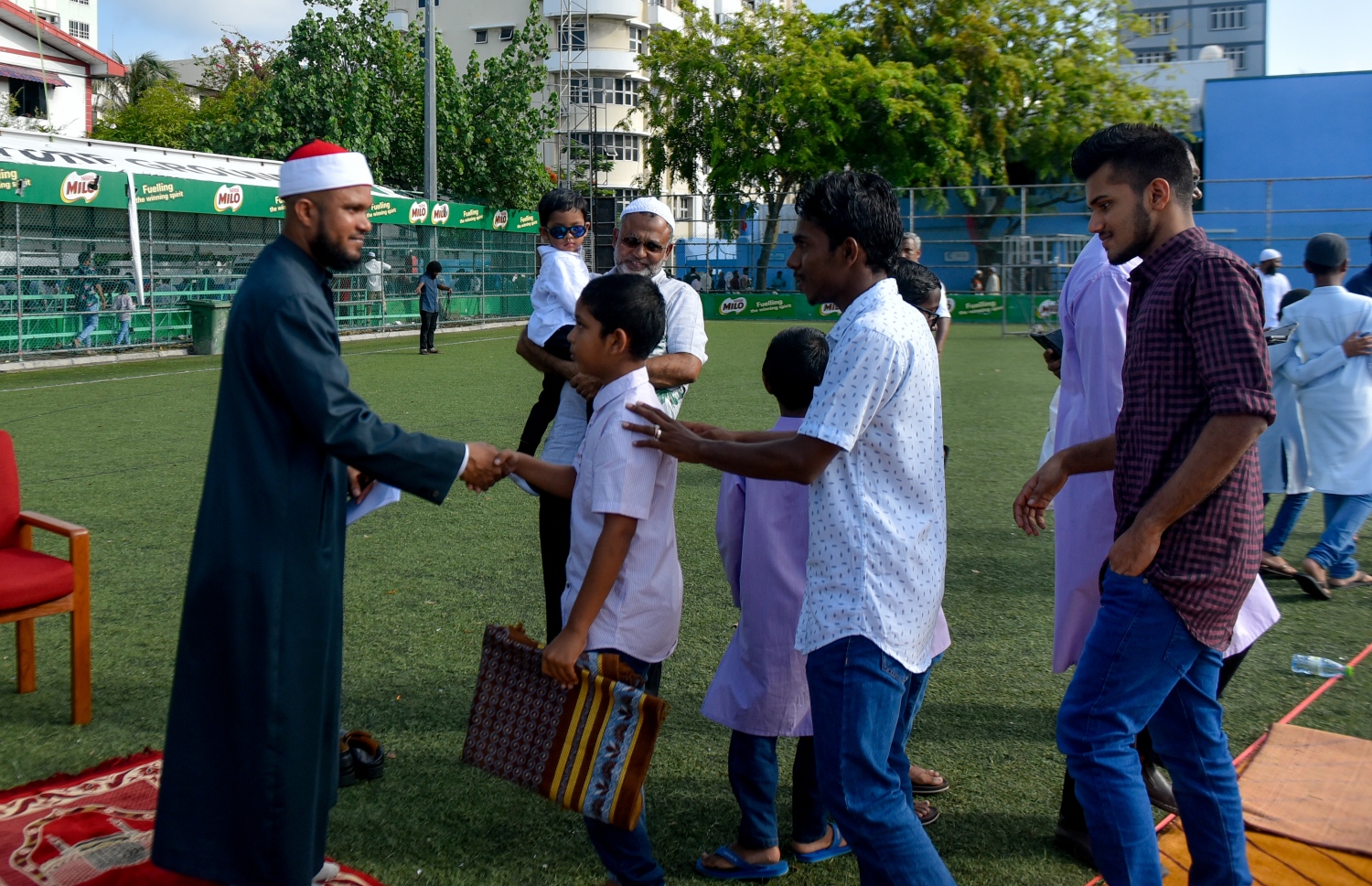 މާލެ: އޯގަސްޓް 21، 2018- މާފަންނު ސްޓޭޑިއަމްގައި ބޮޑު ޖަމާއަތުގައި މިއަދު ކުރި އީދު ނަމާދަށް ފަހު އިމާމު، ކުޑަކުއްޖަކާ ސަލާން ކުރައްވައި އީދު ތަހުނިޔާ ވިދާޅުވަނީ.---ފޮޓޯ: އަހުމަދު ނިޝާތު/މިހާރު