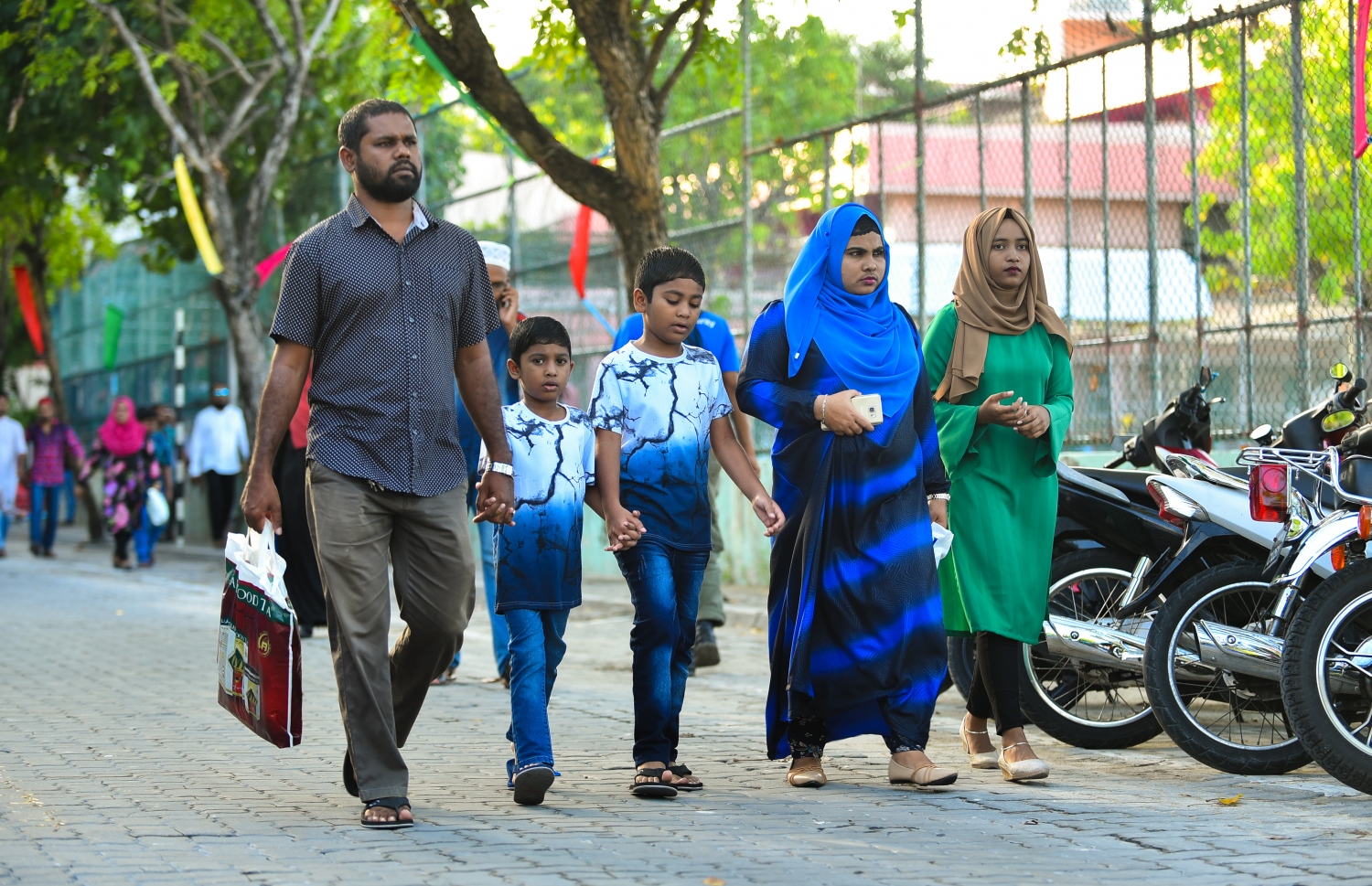 މާލެ: އޯގަސްޓް 21، 2018- މާފަންނު ސްޓޭޑިއަމްގައި ބޮޑު ޖަމާއަތުގައި މިއަދު ކުރި އަޟްހާ އީދު ނަމާދަށް ބަޔަކު ކުޑަ ދެ ކުއްޖަކު ގޮވައިގެން ދަނީ.---ފޮޓޯ: ހުސައިން ވަހީދު/މިހާރު