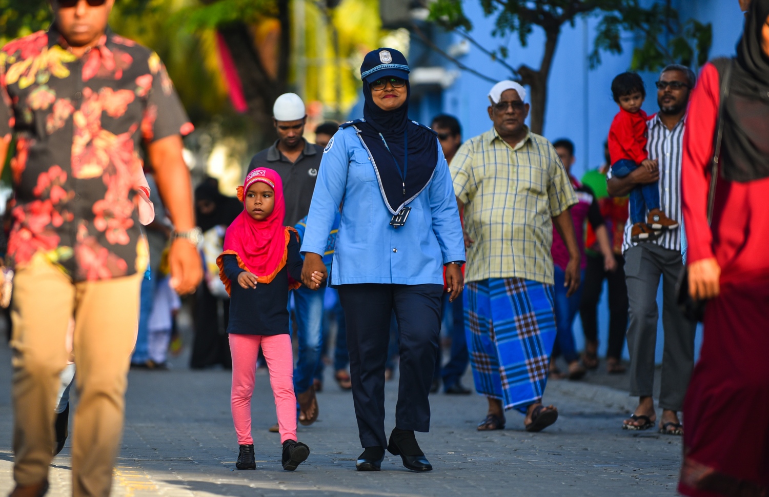 މާލެ: އޯގަސްޓް 21، 2018- މާފަންނު ސްޓޭޑިއަމްގައި ބޮޑު ޖަމާއަތުގައި މިއަދު ކުރި އަޟްހާ އީދު ނަމާދަށް އަންހެން ފުލުހަކު ކުޑަކުއްޖަކު ގޮވައިގެން ދަނީ.---ފޮޓޯ: ހުސައިން ވަހީދު/މިހާރު