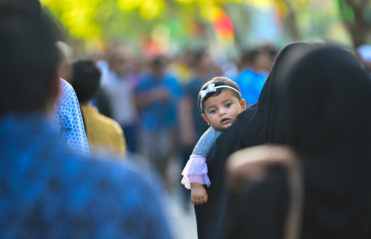 މާލެ: އޯގަސްޓް 21، 2018- މާފަންނު ސްޓޭޑިއަމްގައި ބޮޑު ޖަމާއަތުގައި މިއަދު ކުރި އަޟްހާ އީދު ނަމާދަށް ފަހު، އަންހެނަކު ކުޑަކުއްޖަކު ގޮވައިގެން ދަނީ.---ފޮޓޯ: ހުސައިން ވަހީދު/މިހާރު