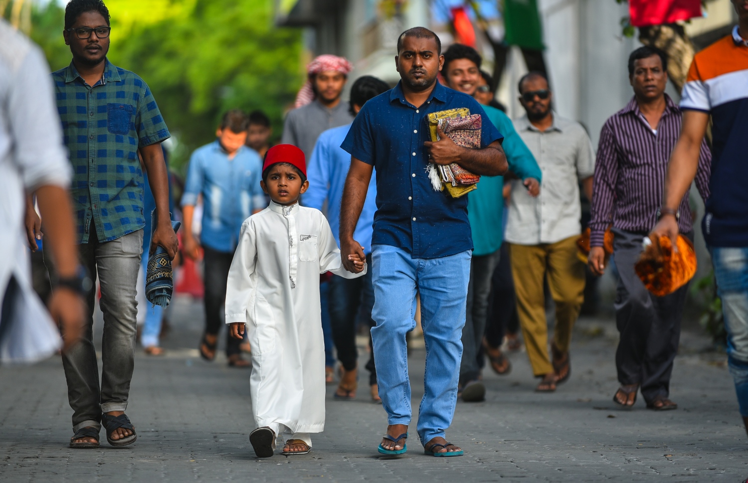 މާލެ: އޯގަސްޓް 21، 2018- މާފަންނު ސްޓޭޑިއަމްގައި ބޮޑު ޖަމާއަތުގައި މިއަދު ކުރި އަޟްހާ އީދު ނަމާދަށް ކުޑަކުއްޖަކު ގޮވައިގެން ދަނީ.---ފޮޓޯ: ހުސައިން ވަހީދު/މިހާރު