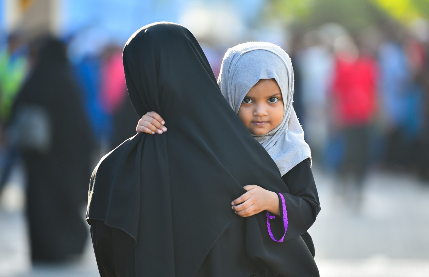 މާލެ: އޯގަސްޓް 21، 2018- މާފަންނު ސްޓޭޑިއަމްގައި ބޮޑު ޖަމާއަތުގައި މިއަދު ކުރި އަޟްހާ އީދު ނަމާދަށް، އަންހެނަކު ކުޑަކުއްޖަކު ގޮވައިގެން ދަނީ.---ފޮޓޯ: ހުސައިން ވަހީދު/މިހާރު