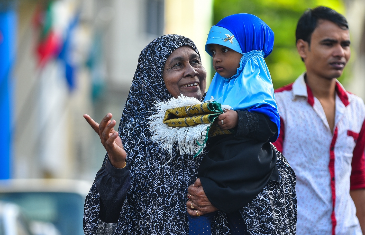 މާލެ: އޯގަސްޓް 21، 2018- މާފަންނު ސްޓޭޑިއަމްގައި ބޮޑު ޖަމާއަތުގައި މިއަދު ކުރި އަޟްހާ އީދު ނަމާދަށް، އަންހެނަކު ކުޑަކުއްޖަކު ގޮވައިގެން ދަނީ.---ފޮޓޯ: ހުސައިން ވަހީދު/މިހާރު