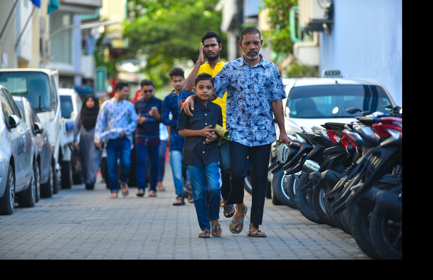 މާލެ: އޯގަސްޓް 21، 2018- މާފަންނު ސްޓޭޑިއަމްގައި ބޮޑު ޖަމާއަތުގައި މިއަދު ކުރި އަޟްހާ އީދު ނަމާދަށް ކުޑަކުއްޖަކު ގޮވައިގެން ދަނީ.---ފޮޓޯ: ހުސައިން ވަހީދު/މިހާރު