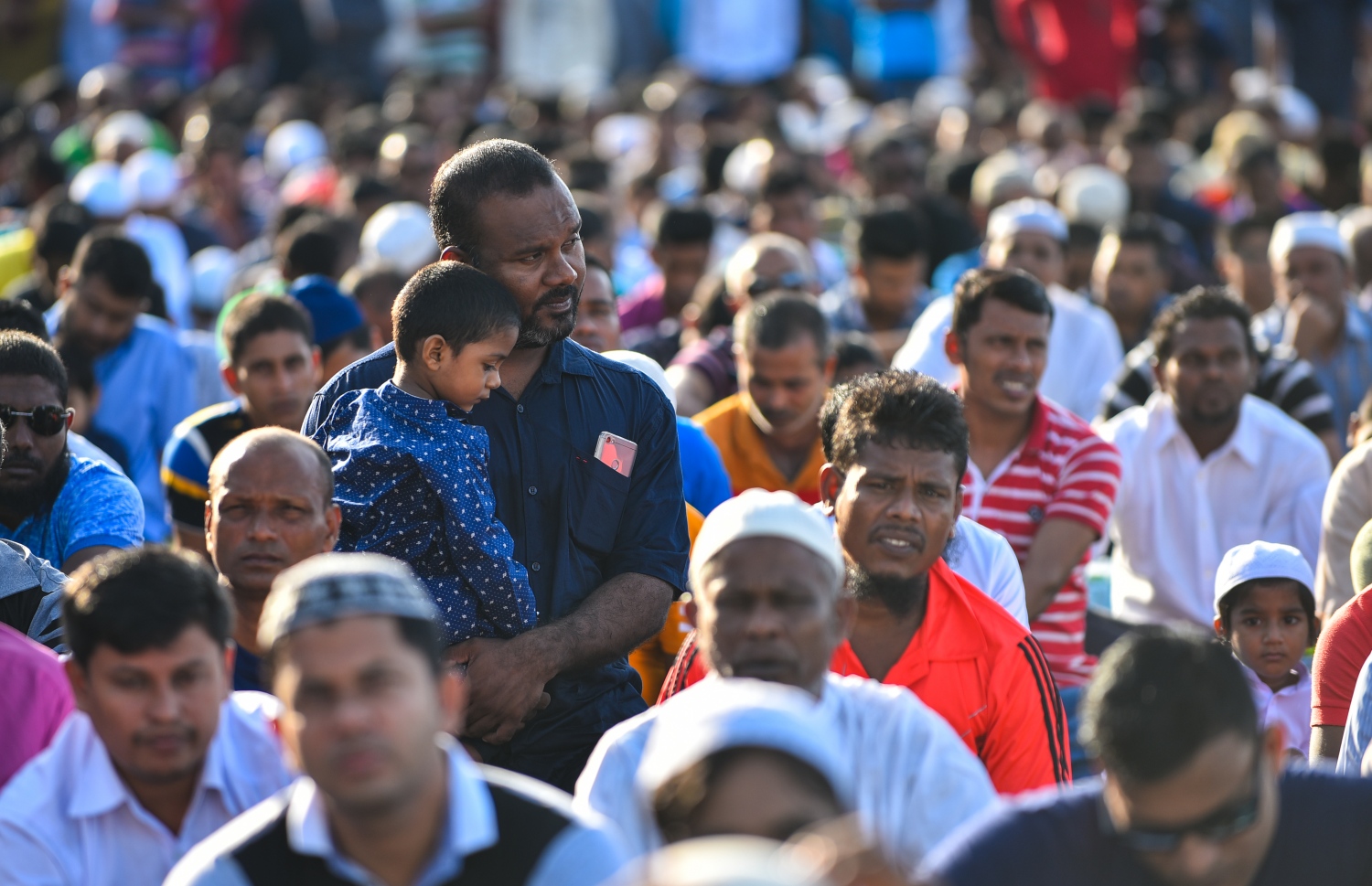 މާލެ: އޯގަސްޓް 21، 2018- މާފަންނު ސްޓޭޑިއަމްގައި ބޮޑު ޖަމާއަތުގައި މިއަދު ކުރި އަޟްހާ އީދު ނަމާދުގައި ބައިވެރިވި ބައެއް މީހުން.---ފޮޓޯ: ހުސައިން ވަހީދު/މިހާރު