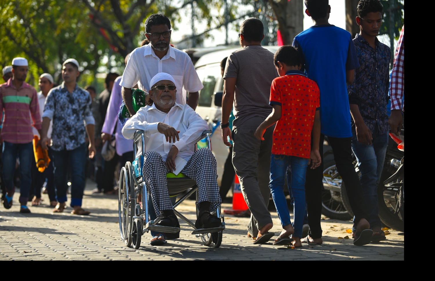 މާލެ: އޯގަސްޓް 21، 2018- މާފަންނު ސްޓޭޑިއަމްގައި ބޮޑު ޖަމާއަތުގައި މިއަދު ކުރި އަޟްހާ އީދު ނަމާދަށް އުމުރުން ދުވަސްވީ މީހަކު ފުރޮޅުލީ ގޮނޑިއެއްގައި ގެންގޮސްދެނީ.---ފޮޓޯތައް: ހުސައިން ވަހީދު