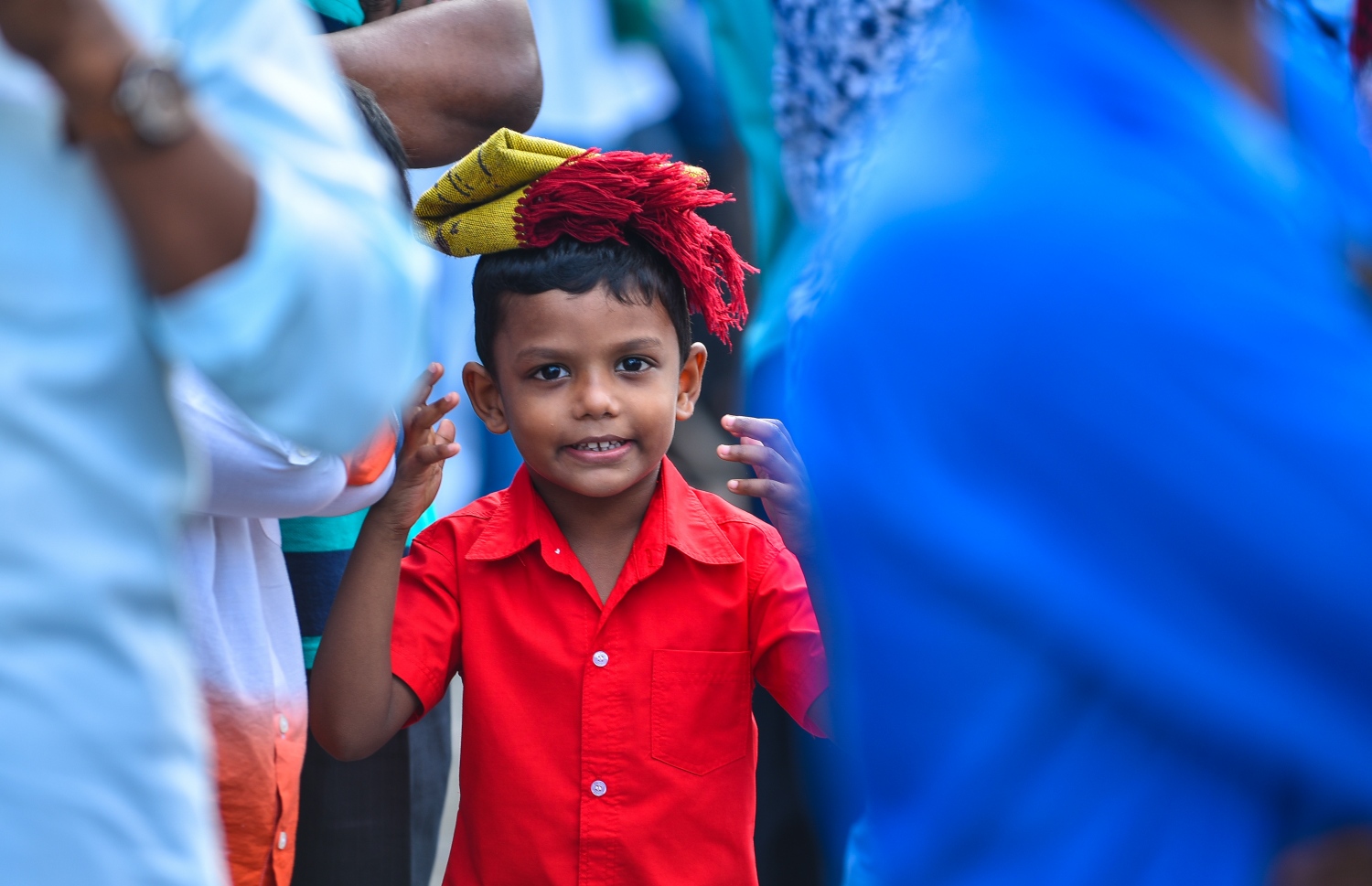 މާލެ: އޯގަސްޓް 21، 2018- މާފަންނު ސްޓޭޑިއަމްގައި ބޮޑު ޖަމާއަތުގައި މިއަދު ކުރި އަޟްހާ އީދު ނަމާދަށް ދިޔަ ކުޑަކުއްޖަކު ކެމެރާއަށް ބަލަހައްޓައިގެން.---ފޮޓޯތައް: ހުސައިން ވަހީދު