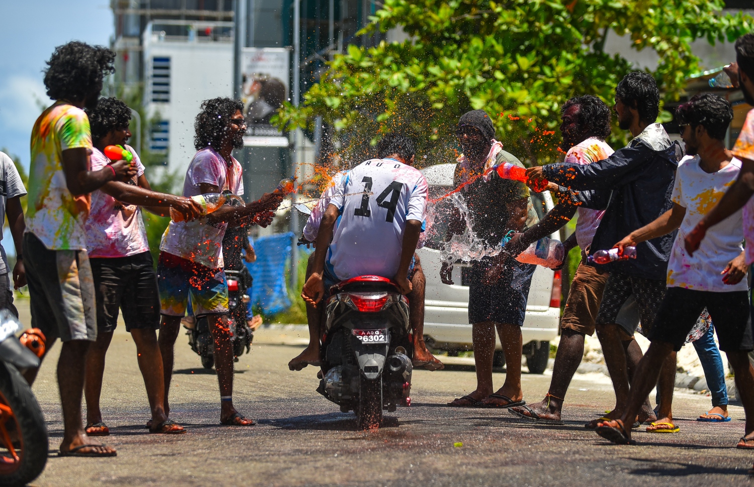 ހުޅުމާލެ: އޯގަސްޓް 21، 2018- "އެމްއޭސީއެލް އީދު އުފާ"ގެ ނަމުގައި ހުޅުމާލޭގައި ބޭއްވި އީދު ކުޅިވަރުތަކުގައި ބައިވެރިވި ބައެއް ޒުވާނުން މަގުމަތީގައި ފެންކުލަ ޖަހަނީ.---ފޮޓޯ: ހުސައިން ވަހީދު/މިހާރު