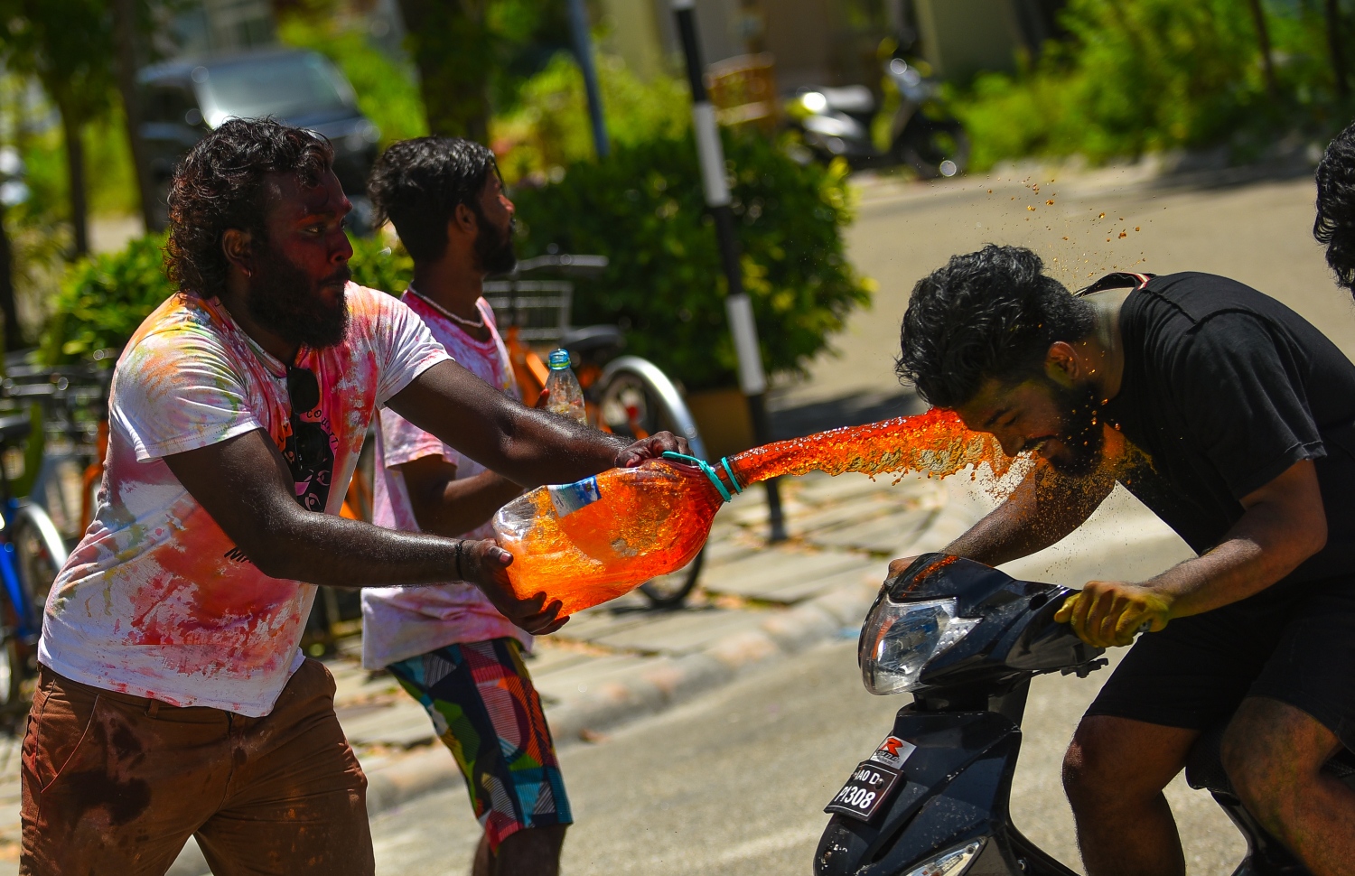 ހުޅުމާލެ: އޯގަސްޓް 21، 2018- "އެމްއޭސީއެލް އީދު އުފާ"ގެ ނަމުގައި ހުޅުމާލޭގައި ބޭއްވި އީދު ކުޅިވަރުތަކުގައި ބައިވެރިވި ބައެއް ޒުވާނުން މަގުމަތީގައި ފެންކުލަ ޖަހަނީ.---ފޮޓޯ: ހުސައިން ވަހީދު/މިހާރު