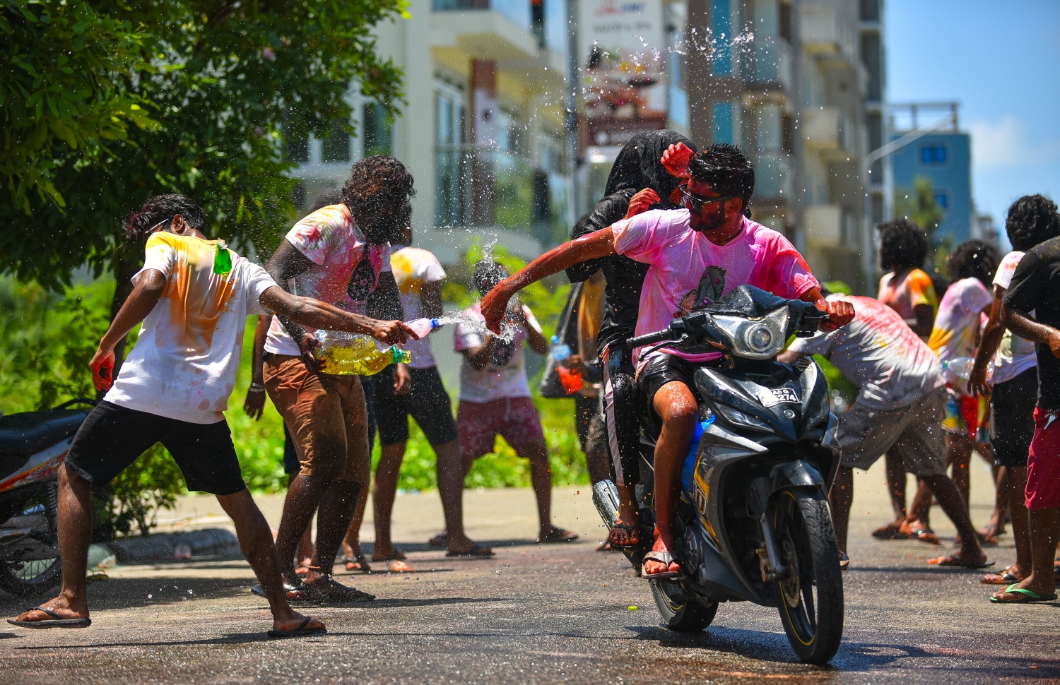 ހުޅުމާލެ: އޯގަސްޓް 21، 2018- "އެމްއޭސީއެލް އީދު އުފާ"ގެ ނަމުގައި ހުޅުމާލޭގައި ބޭއްވި އީދު ކުޅިވަރުތަކުގައި ބައިވެރިވި ބައެއް ޒުވާނުން މަގުމަތީގައި ފެންކުލަ ޖަހަނީ.---ފޮޓޯ: ހުސައިން ވަހީދު/މިހާރު