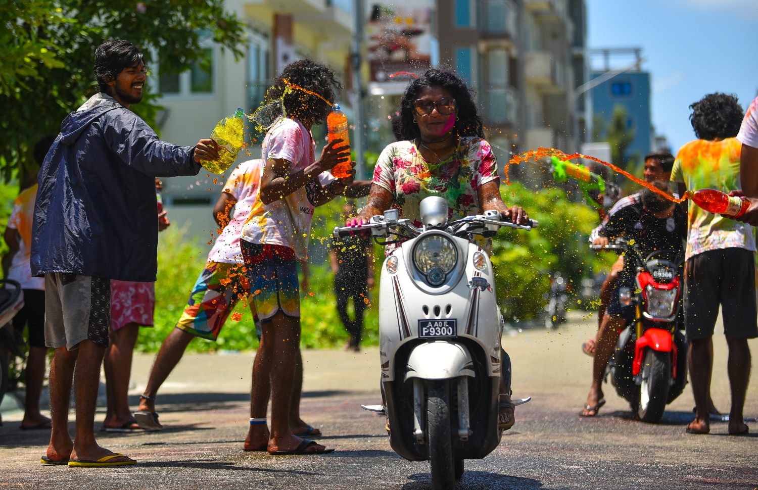 ހުޅުމާލެ: އޯގަސްޓް 21، 2018- "އެމްއޭސީއެލް އީދު އުފާ"ގެ ނަމުގައި ހުޅުމާލޭގައި ބޭއްވި އީދު ކުޅިވަރުތަކުގައި ބައިވެރިވި ބައެއް ޒުވާނުން މަގުމަތީގައި ފެންކުލަ ޖަހަނީ.---ފޮޓޯ: ހުސައިން ވަހީދު/މިހާރު