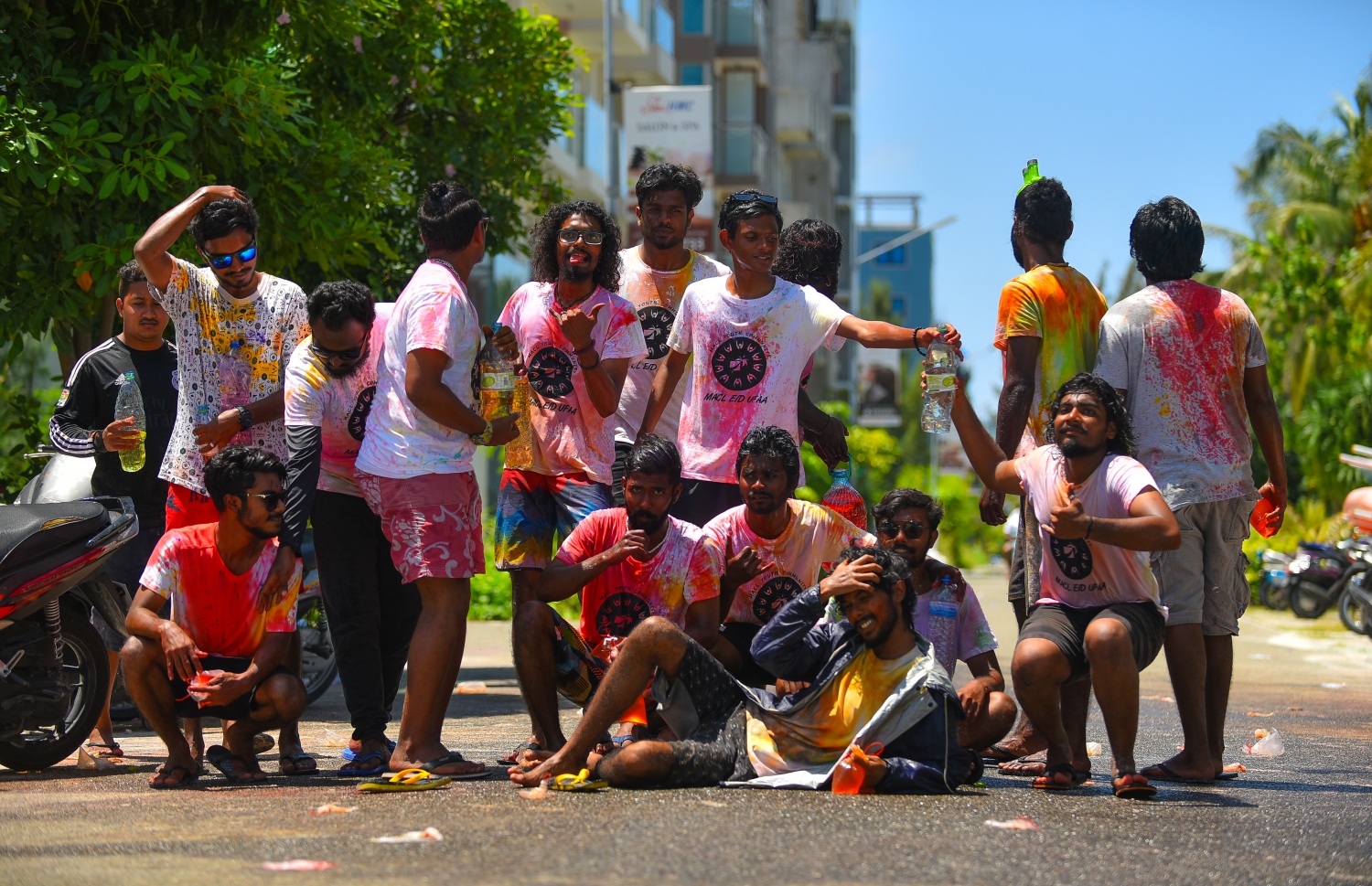 ހުޅުމާލެ: އޯގަސްޓް 21، 2018- "އެމްއޭސީއެލް އީދު އުފާ"ގެ ނަމުގައި ހުޅުމާލޭގައި ބޭއްވި އީދު ކުޅިވަރުތަކުގައި ބައިވެރިވި ބައެއް ޒުވާނުން މަގުމަތީގައި މަޑުކޮށްލައިގެން.---ފޮޓޯ: ހުސައިން ވަހީދު/މިހާރު