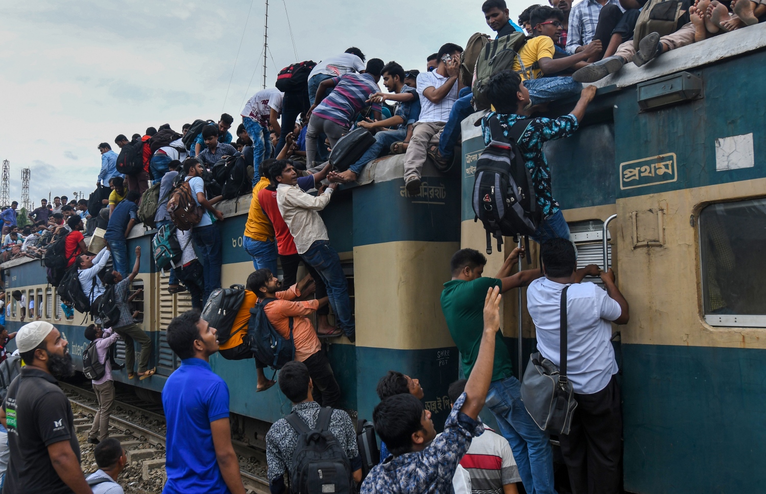 އީދަށް ރަށަށް ދާން ބޭނުންވާ ބަންގްލަދޭޝް މީހުން ޑާކާގެ ރޭލް ސްޓޭޝަނެއްގައި ރޭލް ފުރުމުން ރޭލްގެ މައްޗަށް އަރަނީ. --ފޮޓޯ:އޭއެފްޕީ