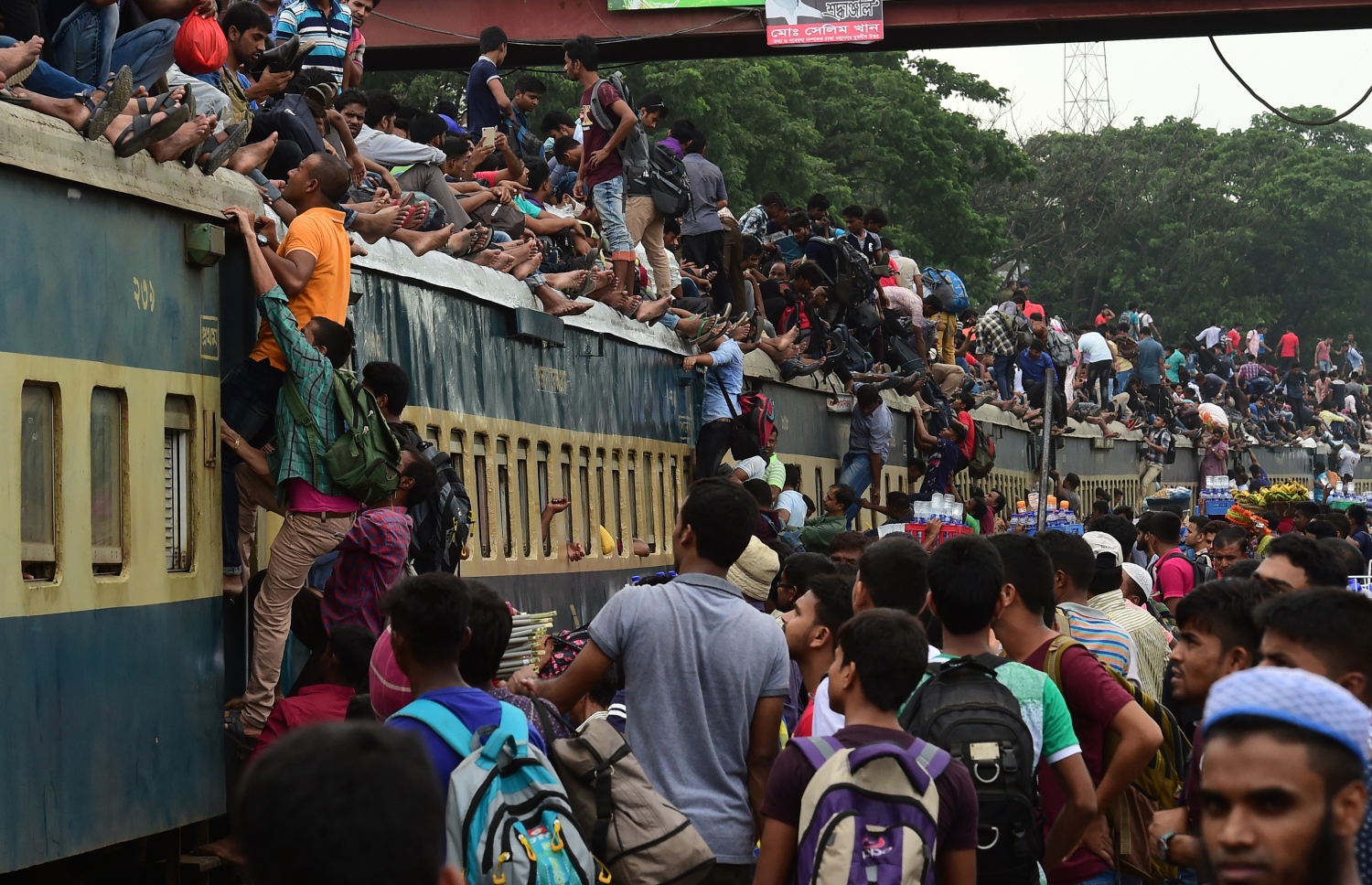 އީދަށް ރަށަށް ދާން ބޭނުންވާ ބަންގްލަދޭޝް މީހުން ރޭލް ފުރުމުން ރޭލްގެ މައްޗަށް އަރަނީ. --ފޮޓޯ:އޭއެފްޕީ