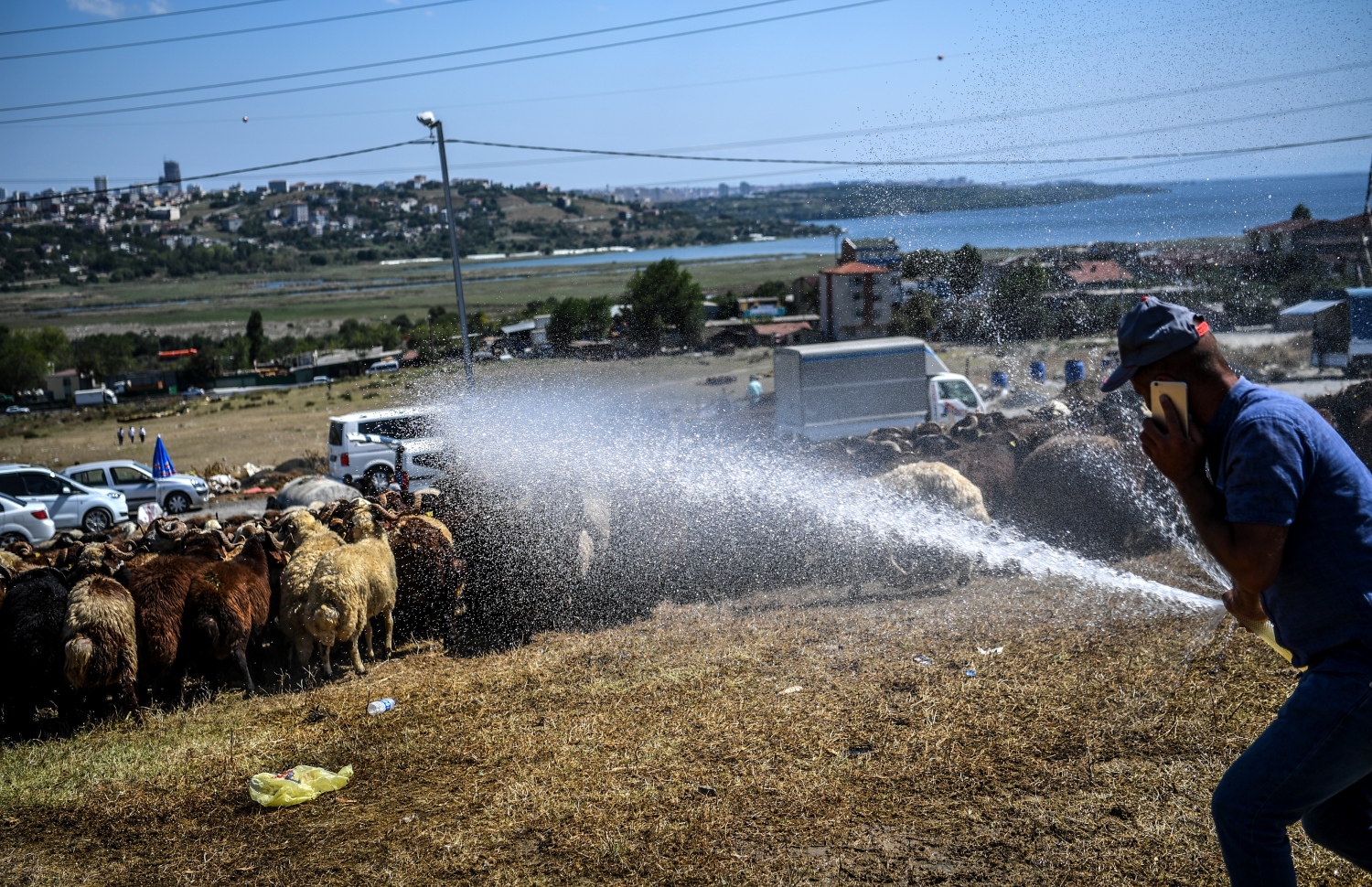 ތުރުކީގެ އިސްތަންބޫލްގައި ކަންބަޅިތަކަކަށް މިއަދު ފެންޖަހަނީ. --ފޮޓޯ:އޭއެފްޕީ