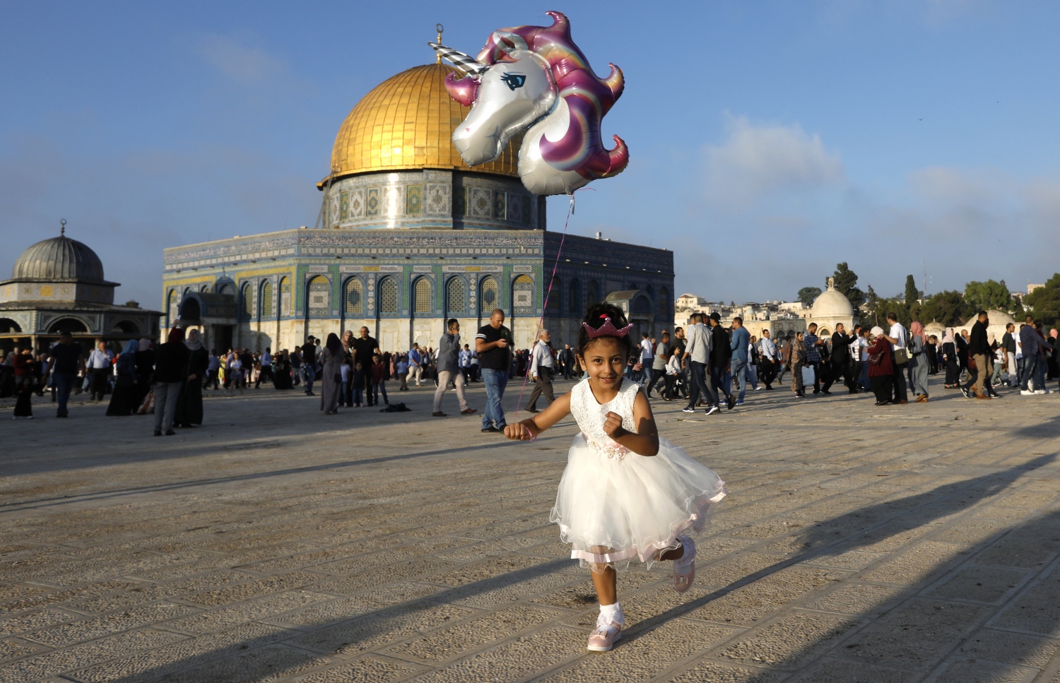 އަލް އަގްސާ މިސްކިތް ކައިރީ ފަލަސްތީނުގެ ކުއްޖަކު ހީލިއަމް ބެލޫނެއް އަރުވަނީ. --ފޮޓޯ:އޭއެފްޕީ