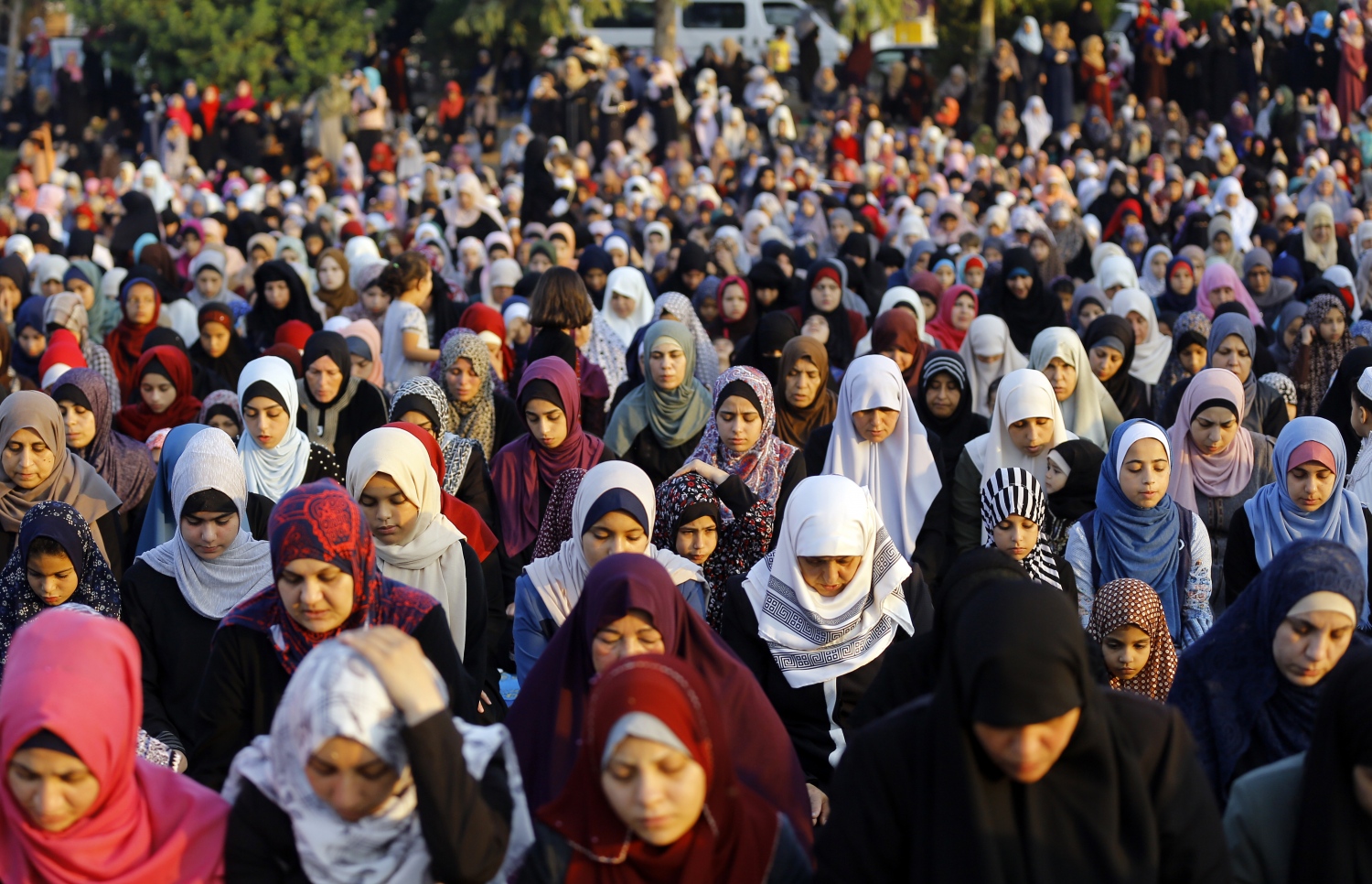 ފަލަސްތީނުގެ މުސްލިމުން ގާޒާގައި މިއަދު އީދު ނަމާދު ކުރަނީ. --ފޮޓޯ:އޭއެފްޕީ