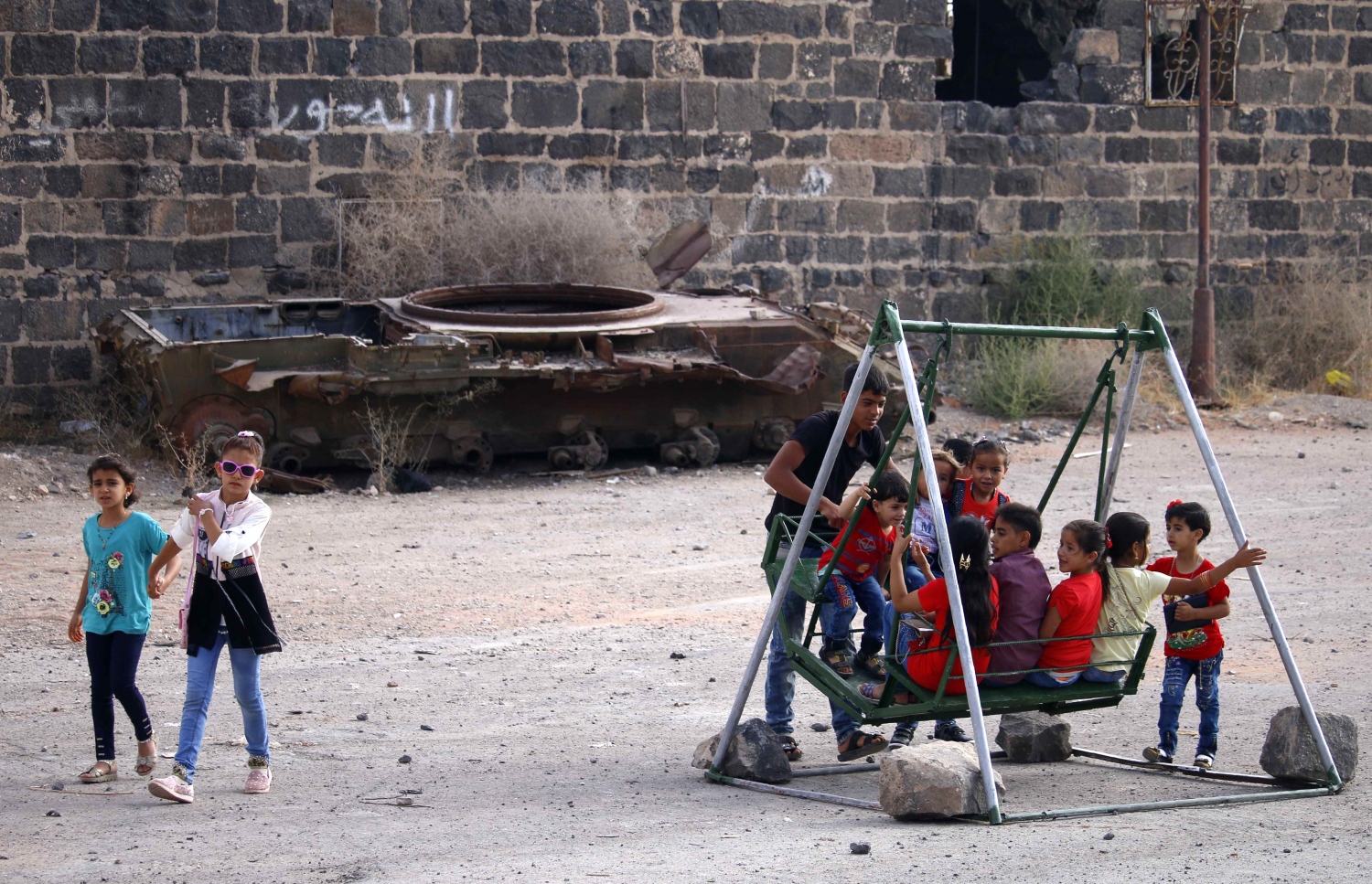 ސީރިއާގެ ކުދިންތަކެއް ދަރާ ސިޓީގައި މިއަދު ކުޅެނީ. --ފޮޓޯ:އޭއެފްޕީ