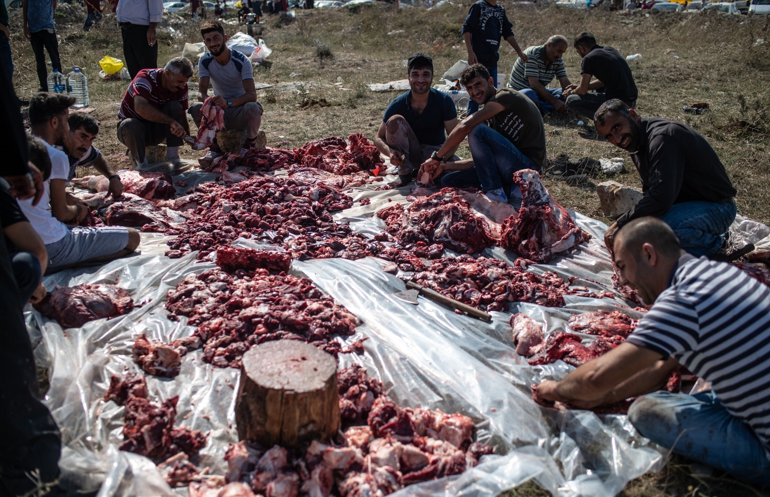 ތުރުކީގެ އިސްތަންބޫލްގައި ކަތިލި އުޟުހިއްޔާ ސާފު ކުރަނީ. --ފޮޓޯ:އޭއެފްޕީ