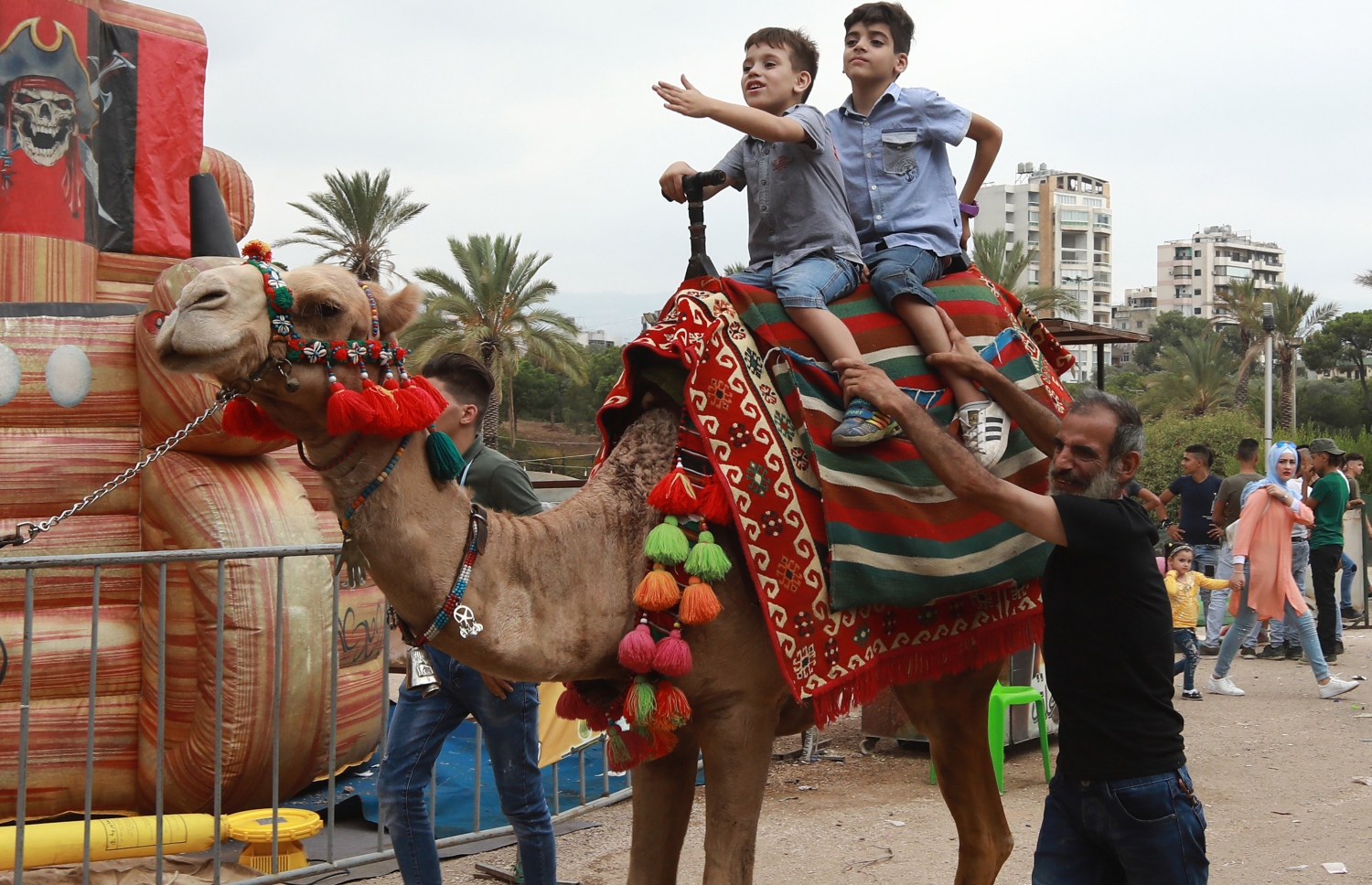 ލުބުނާނުގެ ވެރިރަށް ބޭރޫތުގައި ސީރިއާގެ ރެފިއުޖީ ކުދިންތަކެއް އީދުގެ އުފަލުގައި ޖަމަލު ދުއްވަނީ. --ފޮޓޯ:އޭއެފްޕީ