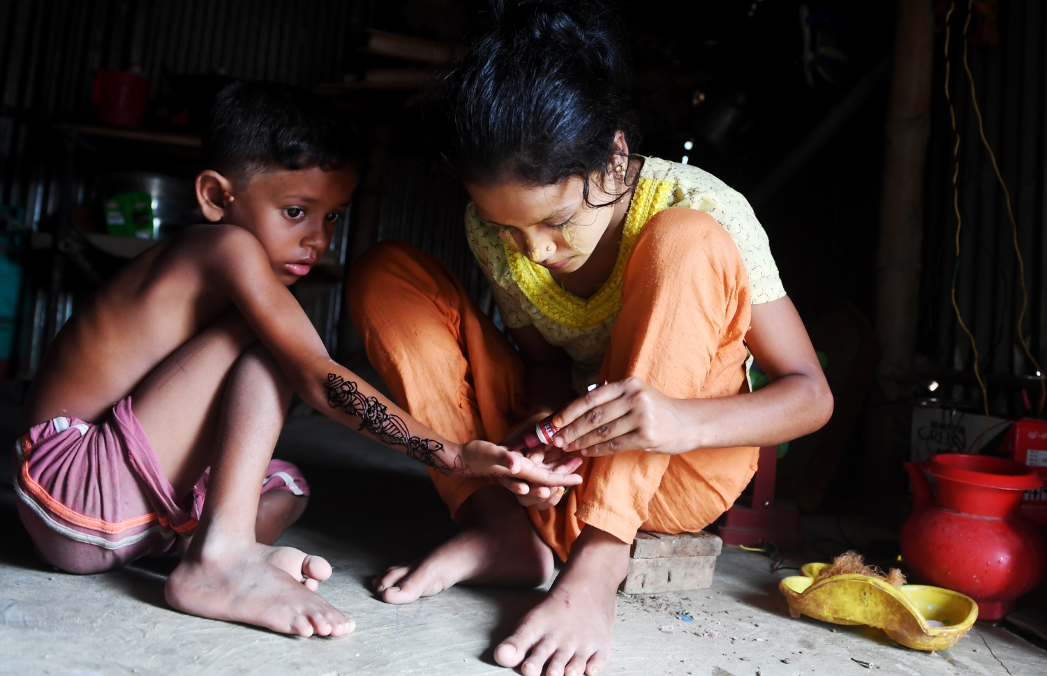 ރޮހިންޖާ ރެފިއުޖީ ކުދިންތަކެއް އީދަށް ހީނާފަތް އަޅަނީ. --ފޮޓޯ:އޭއެފްޕީ