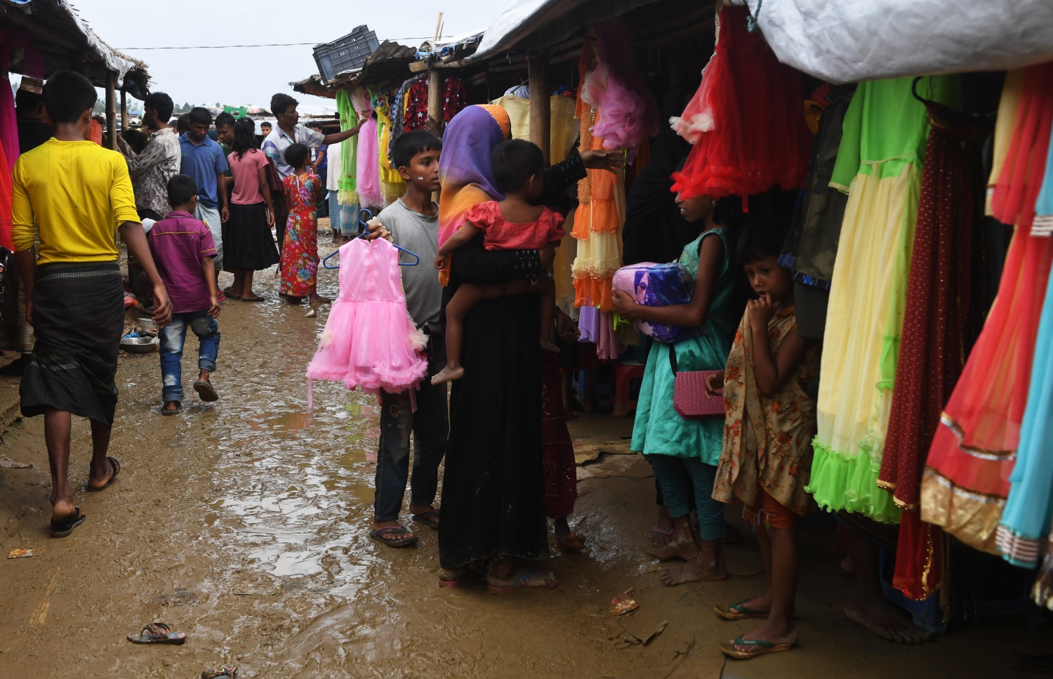 ރޮހިންޖާ ރެފިއުޖީން އީދަށް ހެދުން ގަންނަން ބާޒާރުގައި. --ފޮޓޯ:އޭއެފްޕީ