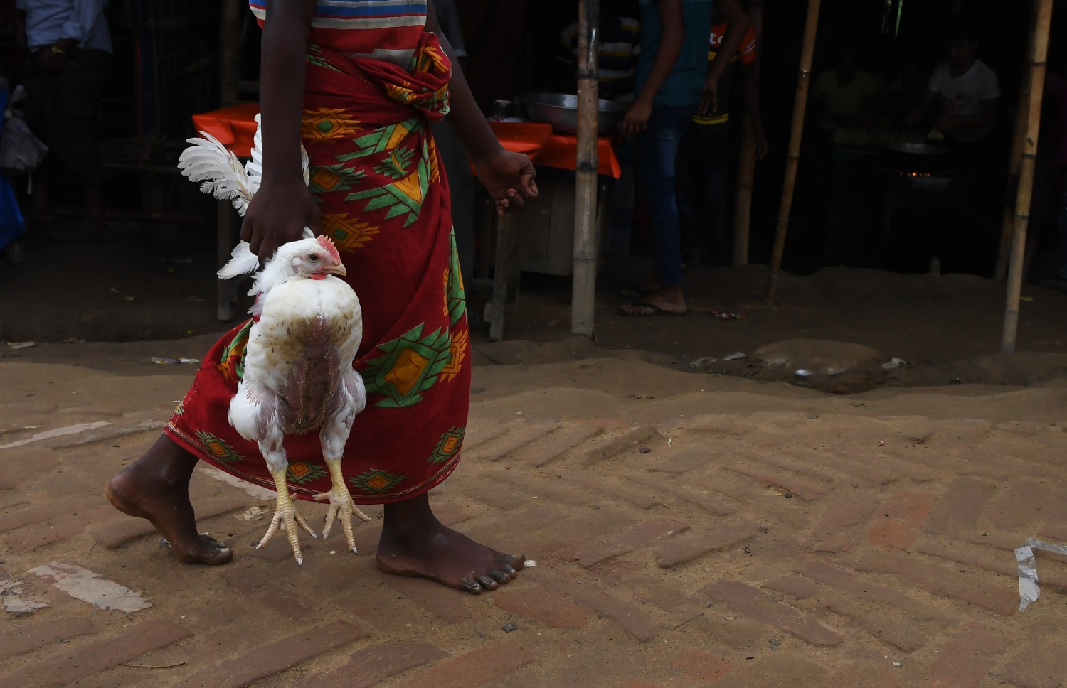 ރޮހިންޖާ ރެފިއުޖީއަކު އީދަށް ކަތިލަން ހާލެއް ހިފައިގެން ދަނީ. --ފޮޓޯ:އޭއެފްޕީ