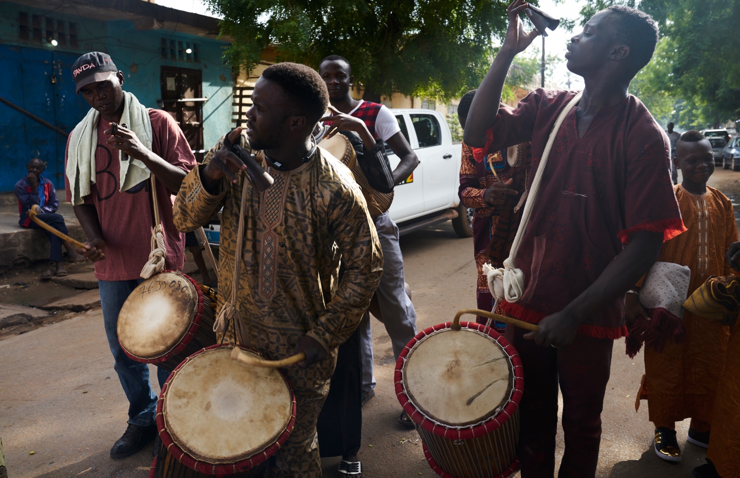 މާލީގެ ވެރިރަށް ބަމަކޯގައި އީދުގެ އުފަލުގައި ބަޔަކު މިއަދު ބެރު ޖަހަނީ. --ފޮޓޯ:އޭއެފްޕީ