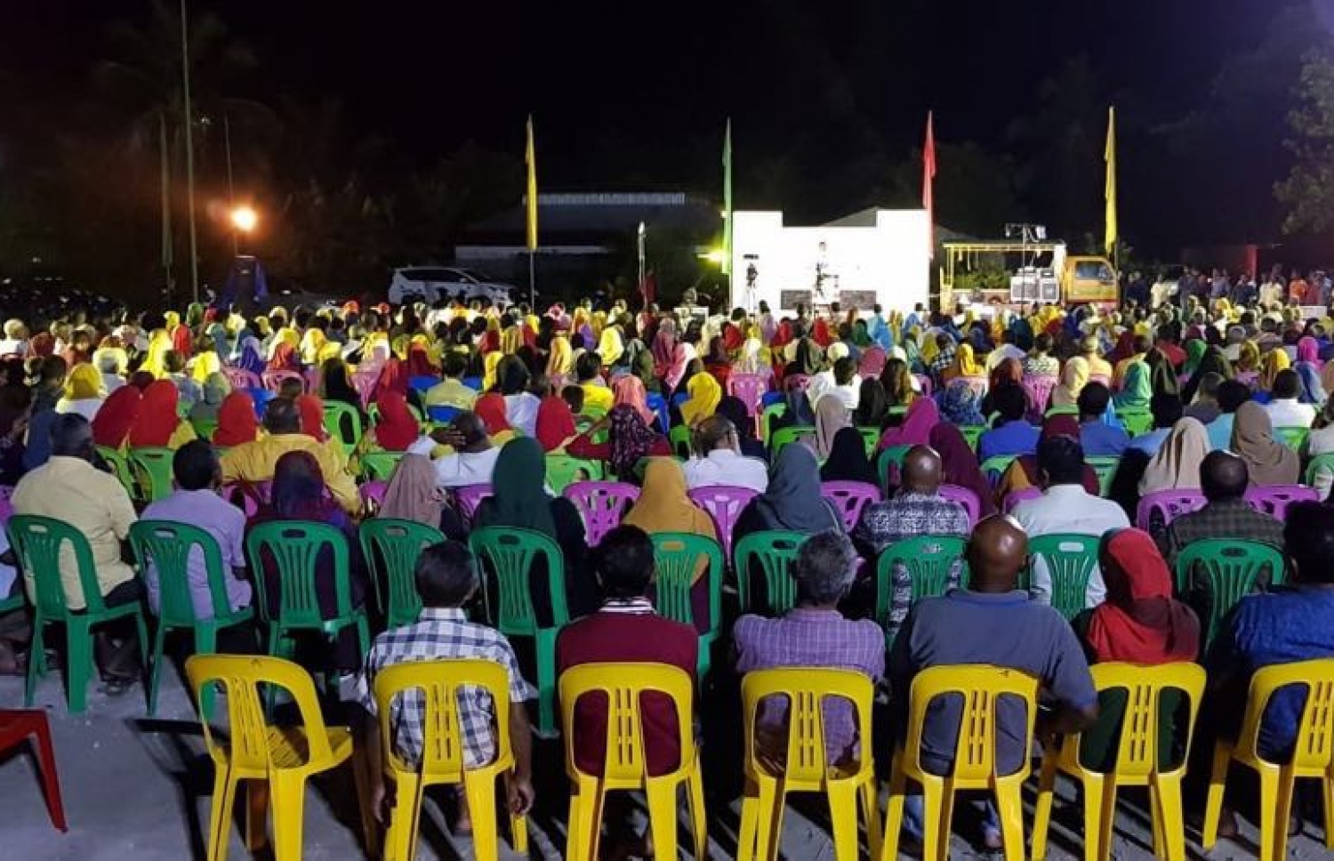 އިދިކޮޅު ރަނިންމޭޓް ފައިސަލް، އޭނާގެ އުފަން ރަށް ފުވައްމުލަކުގައި ރޭ ބޭއްވެވި ޖަލްސާގައި ބައިވެރިވި ބައެއް މީހުން.