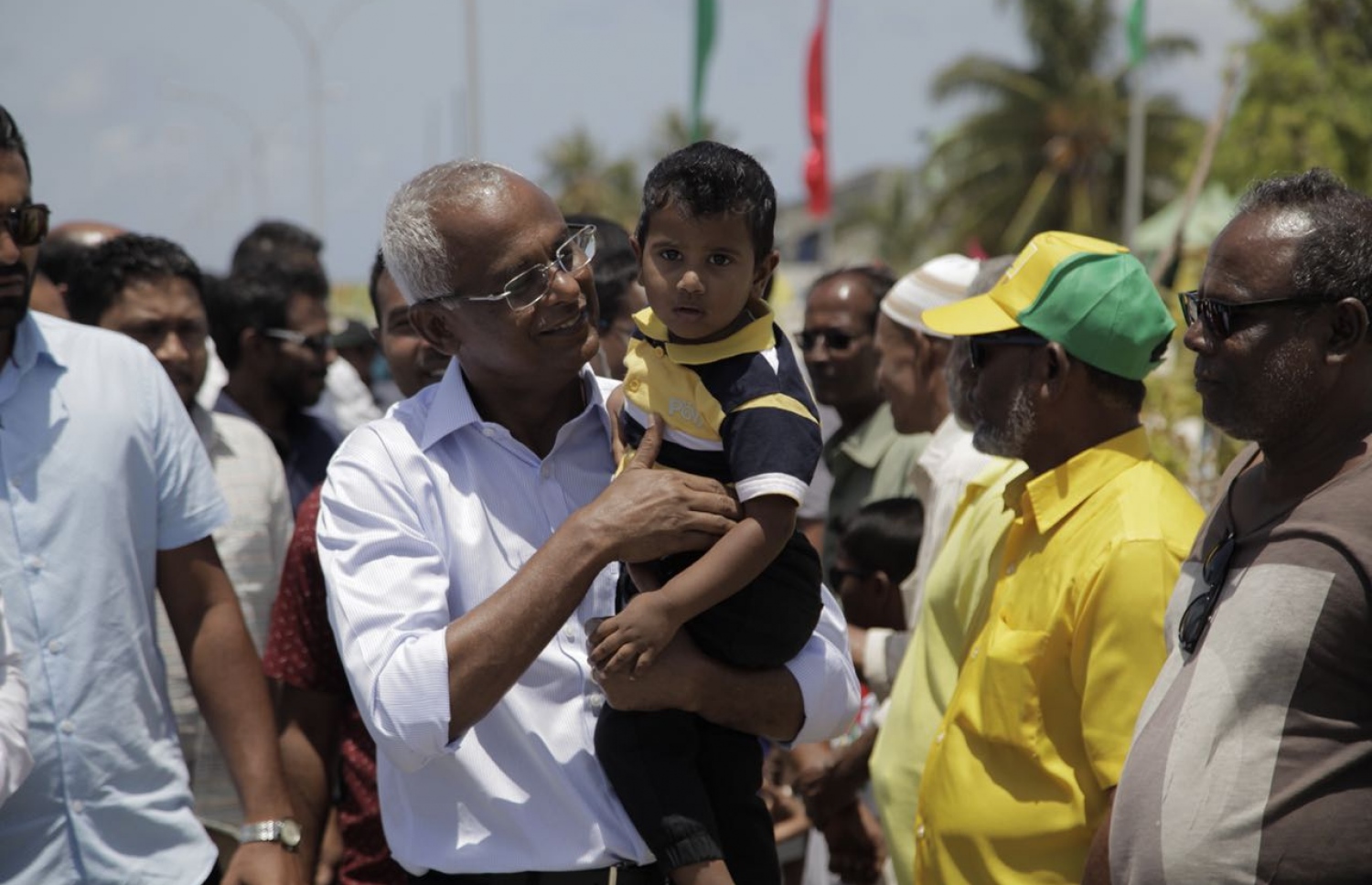 އިބޫ ރާއްޖޭގެ ރަށަކަށް ވަޑައިގެން ކުޑަ ކުއްޖަކު އުރާލައްވައިގެން. -- ފޮޓޯ: އެމްޑީޕީ