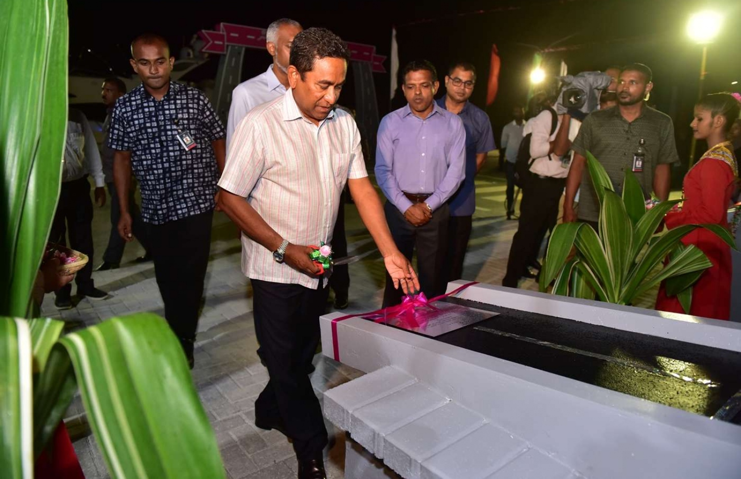 ހދ. ކުޅުދުއްފުށި: އޮގަސްޓް 22، 2018- މި ރަށުގެ 16 ވަރަކަށް މަގުގައި ތާރުއަޅައިގެން ރަނގަޅު ފެންވަރަކަށް ހެދުމުގެ މަޝްރޫއުގެ ނިމުން ރައީސް ޔާމީން ފާހަގަކޮށްދެއްވަނީ.---ފޮޓޯ: ރައީސް އޮފީސް