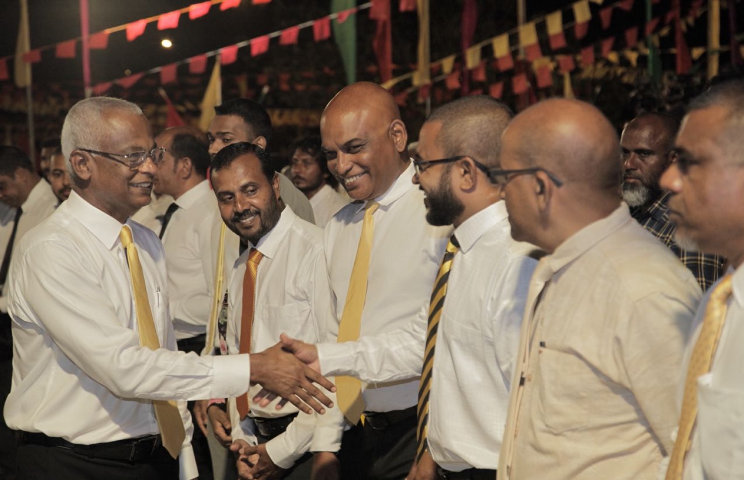 އިދިކޮޅު ކެންޑިޑޭޓް އިބްރާހިމް މުހައްމަދު ސޯލިހް (އިބޫ) މި ރަށުގައި މިރޭ ބޭއްވި ކެމްޕެއިން ޖަލްސާގައި ބައެއް ބޭފުޅުންނާ ސަލާމް ކުރައްވަނީ.---ފޮޓޯ: އެމްޑީޕީ