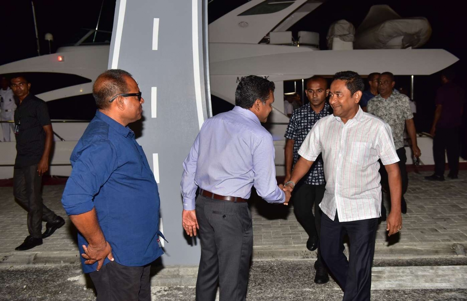 ހދ. ކުޅުދުއްފުށި: އޮގަސްޓް 22، 2018- ރައީސް އަބްދުﷲ ޔާމީން މި ރަށަށް ވަޑައިގަތުމުން ކުޅުދުއްފުށީ ދެކުނު ދާއިރާގެ މެމްބަރު ނަޝީދު މަރުހަބާ ދަންނަވަނީ: ވަރަށް ގިނަ ބަޔަކު ވަނީ ކުޅުދުއްފުށިން ރައީސަށް މަރުހަބާ ކިޔާފައި.---ފޮޓޯ: ރައީސް އޮފީސް