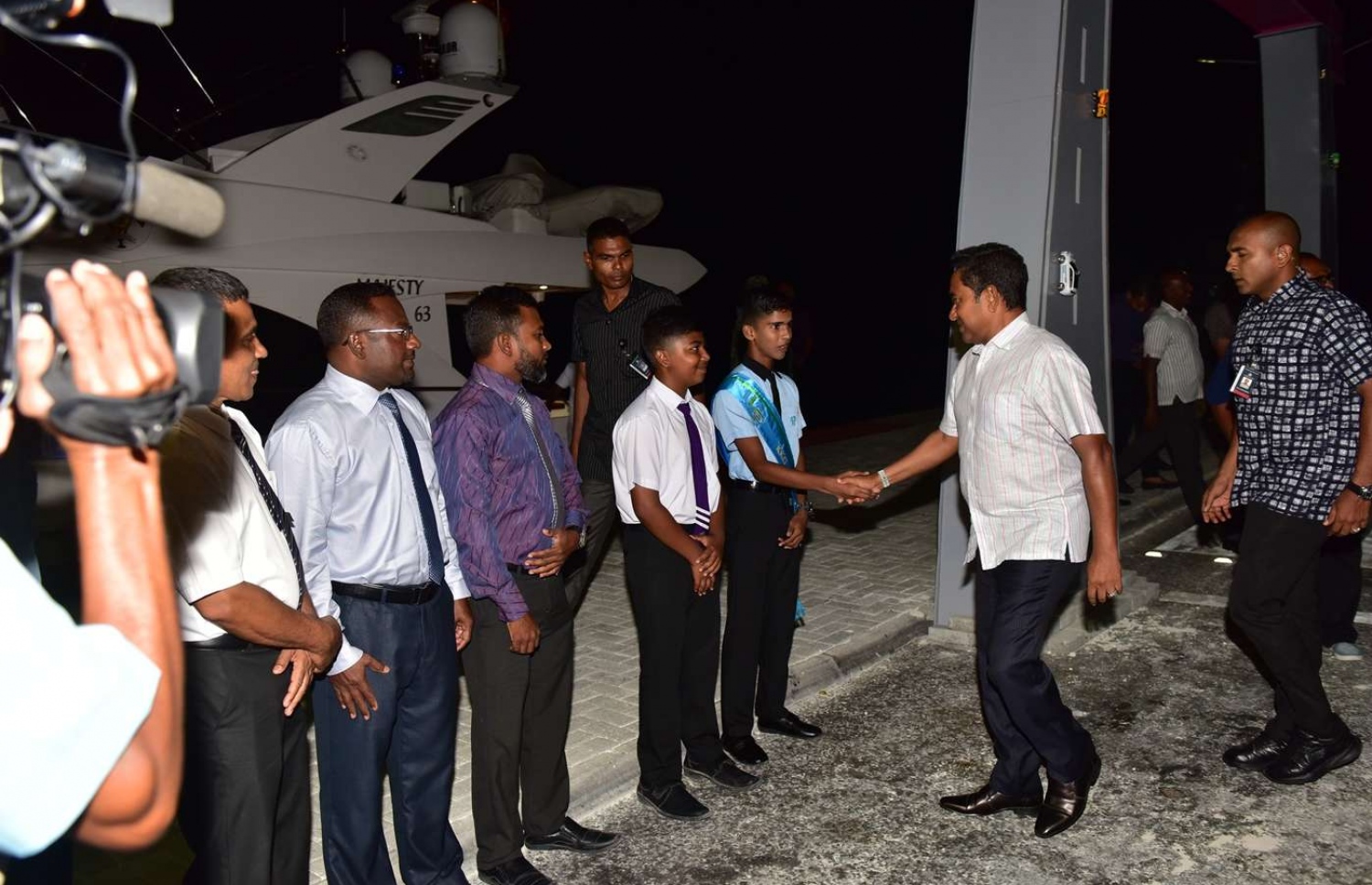 ހދ. ކުޅުދުއްފުށި: އޮގަސްޓް 22، 2018- ރައީސް އަބްދުﷲ ޔާމީން މި ރަށަށް ވަޑައިގަތުމުން އެމަނިކުފާނަށް މަރުހަބާ ކިޔަން ދިޔަ ބަޔަކާ ސަލާމް ކުރައްވަނީ.---ފޮޓޯ: ރައީސް އޮފީސް