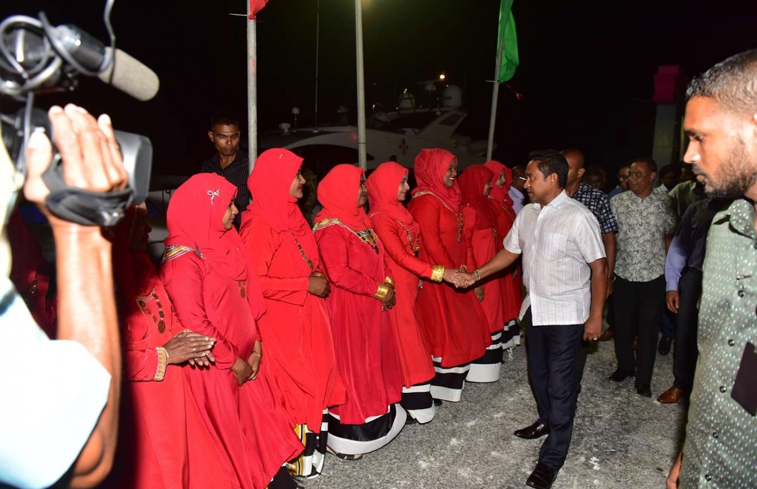ހދ. ކުޅުދުއްފުށި: އޮގަސްޓް 22، 2018- ރައީސް އަބްދުﷲ ޔާމީން މި ރަށަށް ވަޑައިގަތުމުން އެމަނިކުފާނަށް މަރުހަބާ ކިޔަން ދިޔަ ބަޔަކާ ސަލާމް ކުރައްވަނީ: ވަރަށް ގިނަ ބަޔަކު ވަނީ ކުޅުދުއްފުށިން ރައީސަށް މަރުހަބާ ކިޔާފައި.---ފޮޓޯ: ރައީސް އޮފީސް