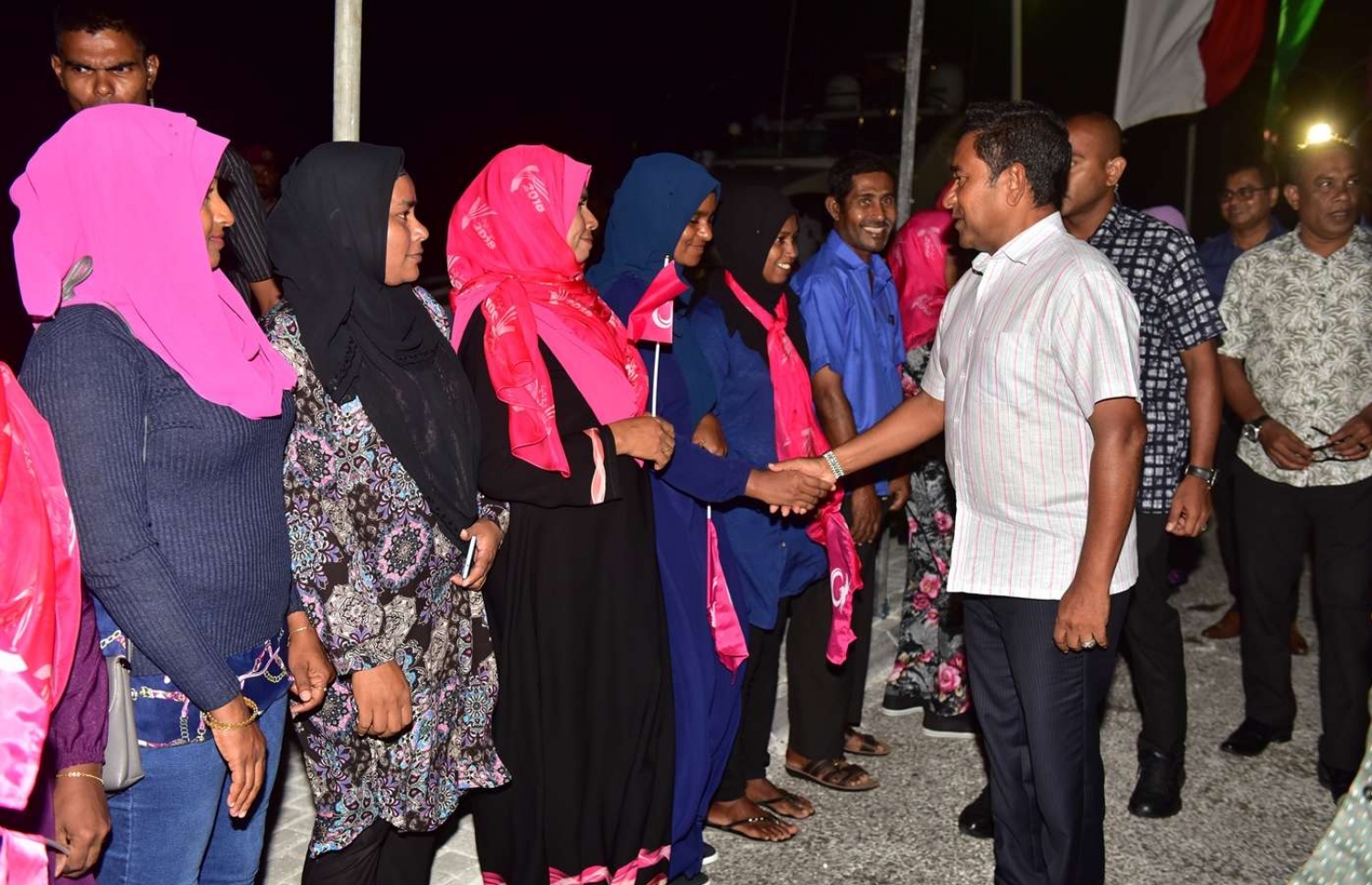 ރައީސް ޔާމީން ކުޅުދުއްފުއްޓަށް ރޭ ވަޑައިގަތުމުން އެމަނިކުފާނަށް މަރުހަބާ ކިޔަން ދިޔަ ބަޔަކާ ސަލާމް ކުރައްވަނީ: ވަރަށް ގިނަ ބަޔަކު ވަނީ ކުޅުދުއްފުށިން ރައީސަށް މަރުހަބާ ކިޔާފައި.---ފޮޓޯ: ރައީސް އޮފީސް