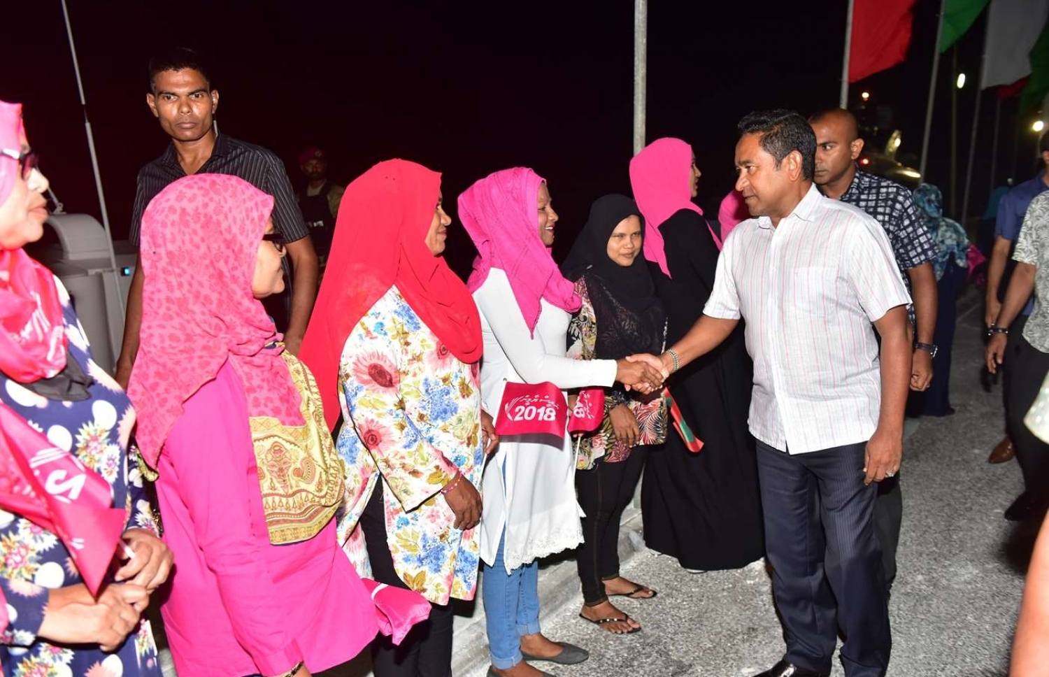 ހދ. ކުޅުދުއްފުށި: އޮގަސްޓް 22، 2018- ރައީސް އަބްދުﷲ ޔާމީން މި ރަށަށް ވަޑައިގަތުމުން އެމަނިކުފާނަށް މަރުހަބާ ކިޔަން ދިޔަ ބަޔަކާ ސަލާމް ކުރައްވަނީ: ވަރަށް ގިނަ ބަޔަކު ވަނީ ކުޅުދުއްފުށިން ރައީސަށް މަރުހަބާ ކިޔާފައި.---ފޮޓޯ: ރައީސް އޮފީސް